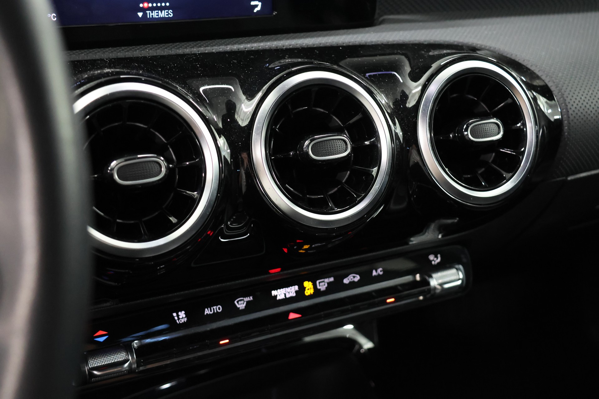 MERCEDES-BENZ CLA Shooting Brake 180 7G-DCT *Night-Paket* *Lederlenkrad* *Multifunktions Kamera*-image-18