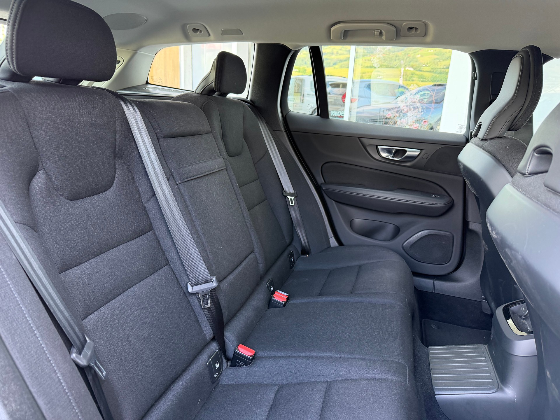 VOLVO V60 T6 eAWD Momentum Geartronic-image-4