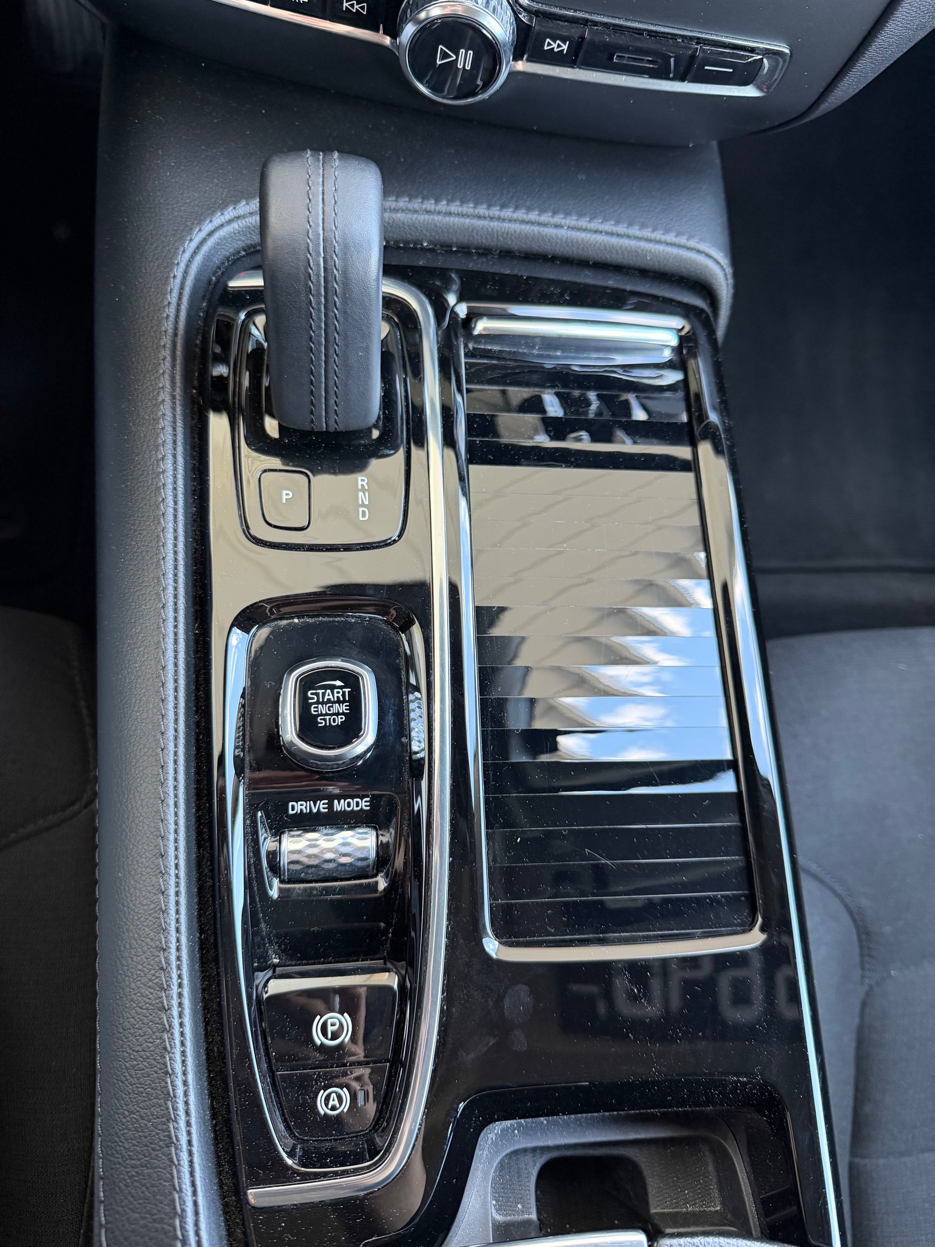 VOLVO V60 T6 eAWD Momentum Geartronic-image-12