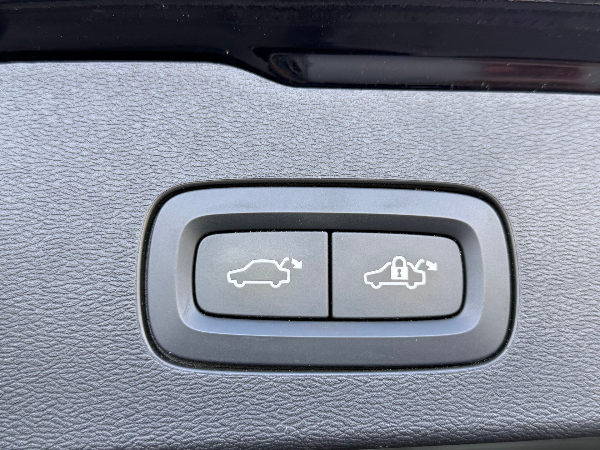 VOLVO V60 T6 eAWD Momentum Geartronic-image-22