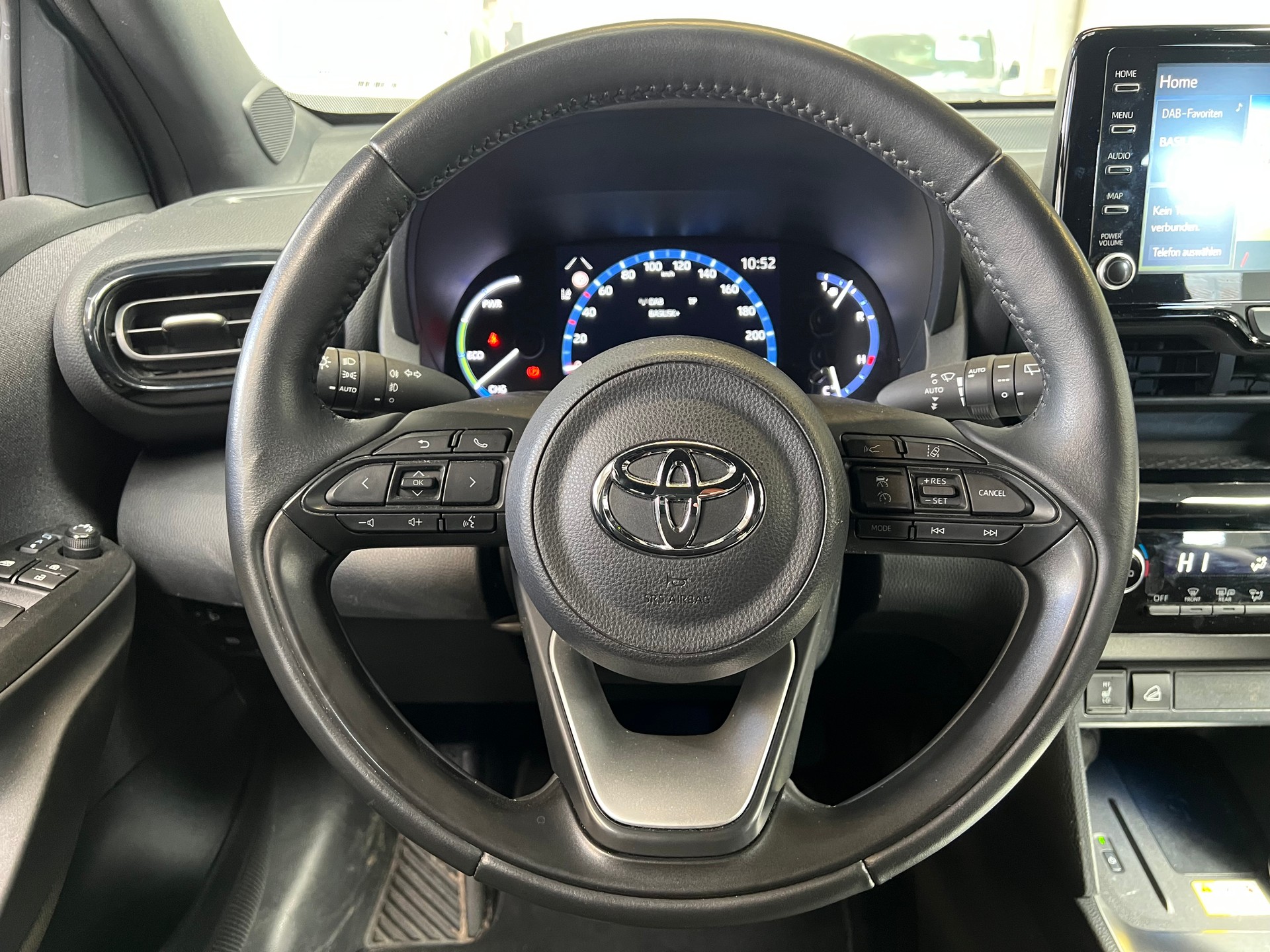 TOYOTA Yaris Cross 1.5 Trend e-CVT AWDi-image-6