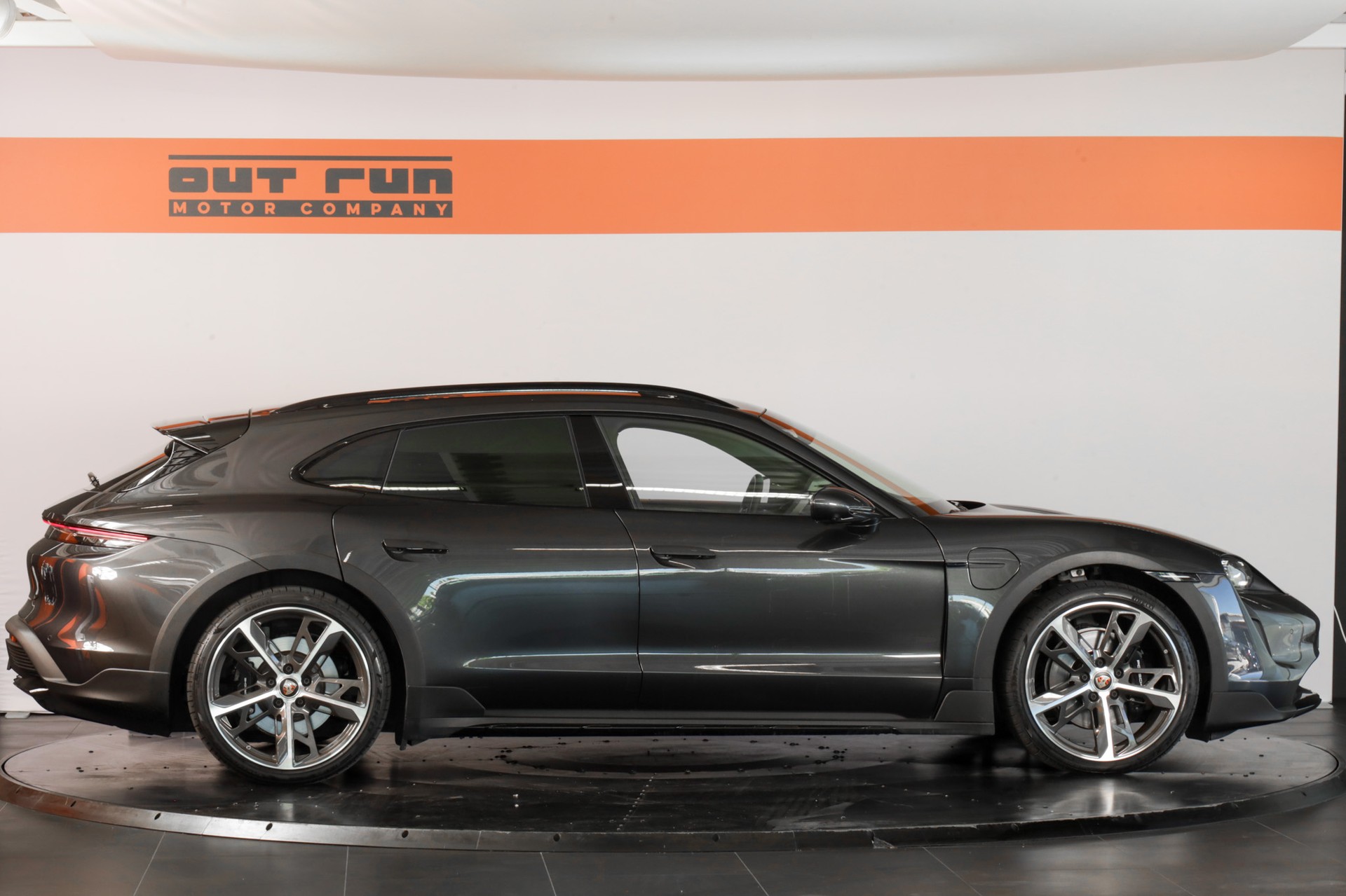 PORSCHE Taycan 4S Cross Turismo-image-4