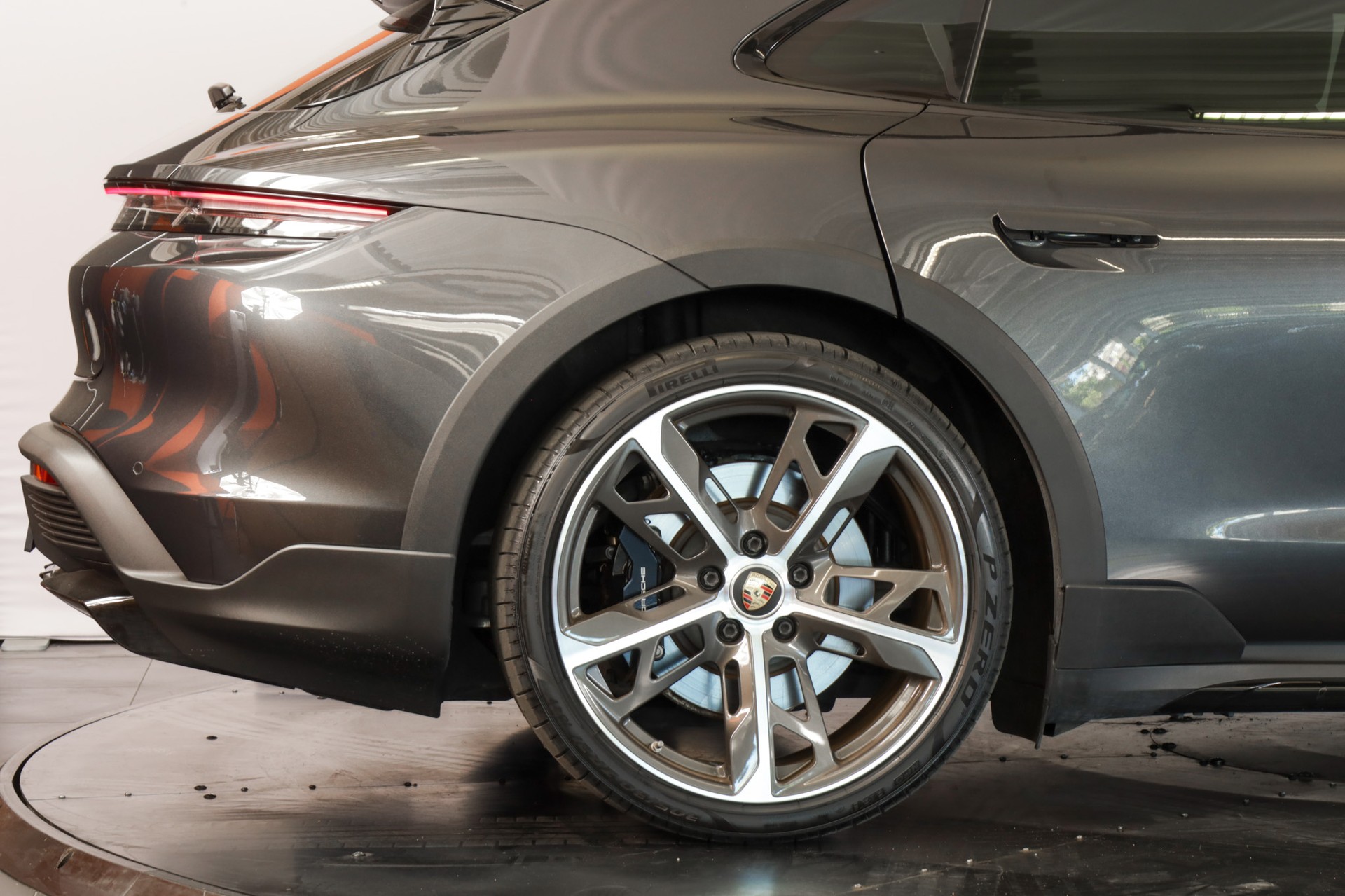 PORSCHE Taycan 4S Cross Turismo-image-8