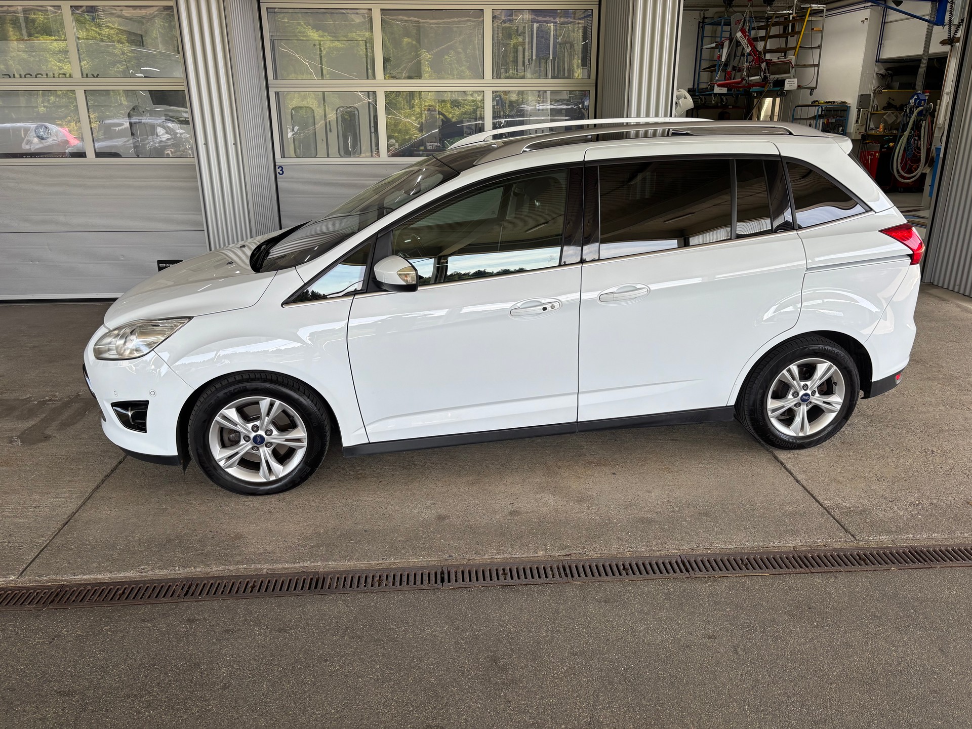 FORD Grand C-Max 2.0 TDCi Titanium mit AHK-showroom-element-1