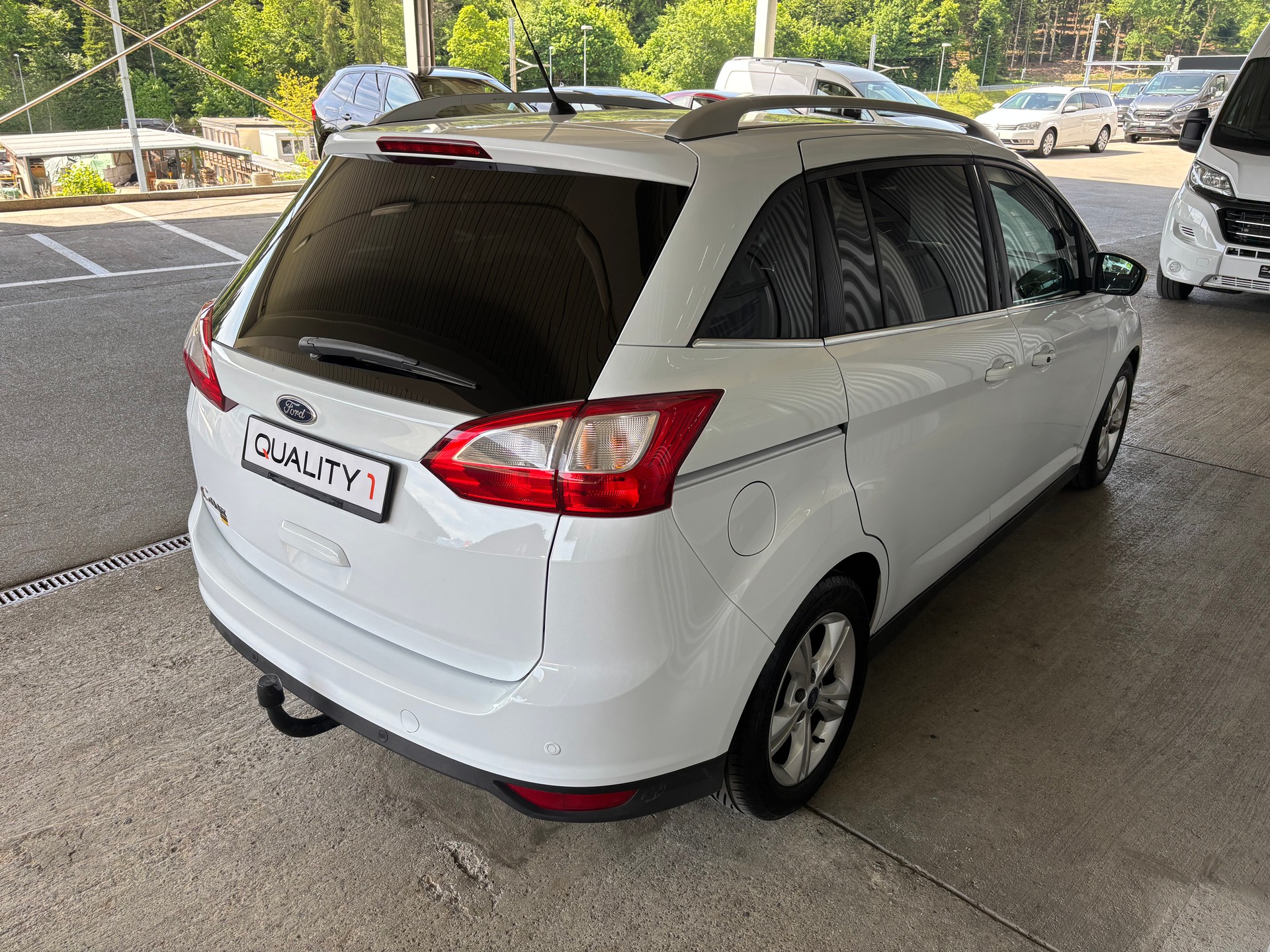 FORD Grand C-Max 2.0 TDCi Titanium mit AHK-showroom-element-3