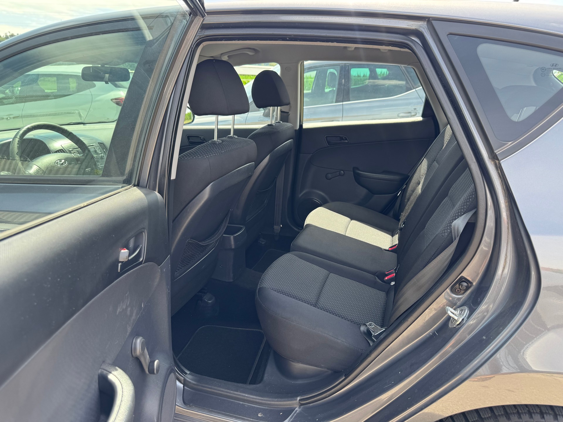 HYUNDAI i30 1.6-image-9