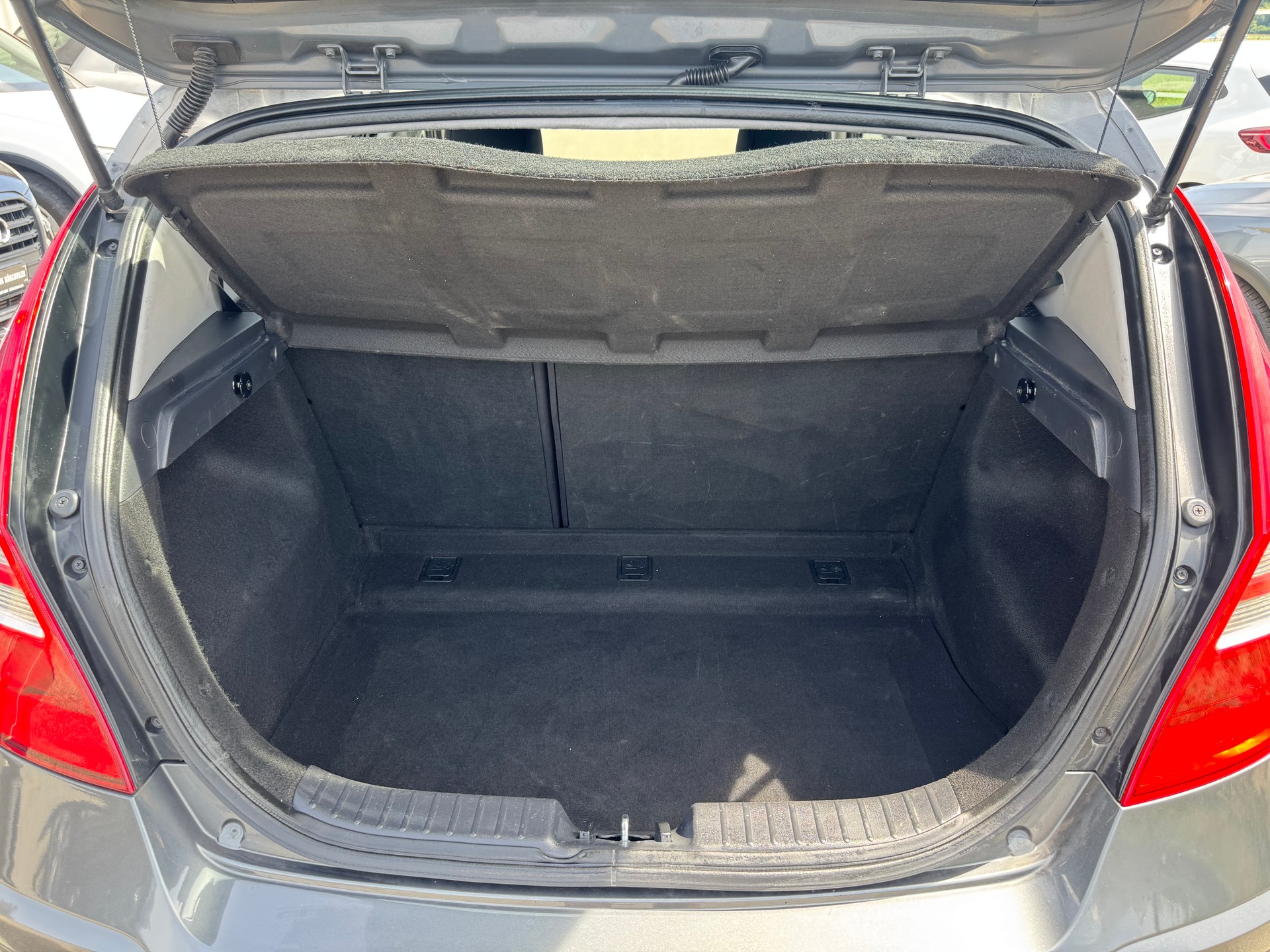 HYUNDAI i30 1.6-image-13
