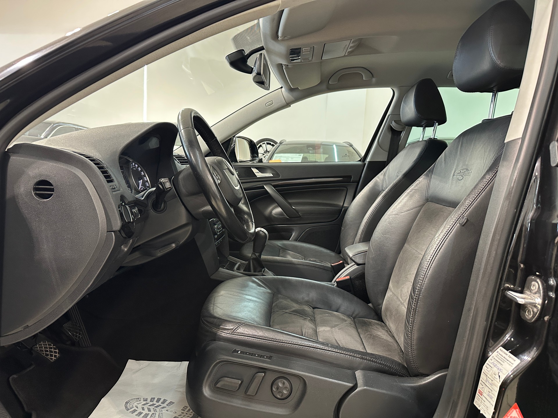 SKODA Octavia Combi 1.8 TSI Laurin & Klement 4x4-image-11