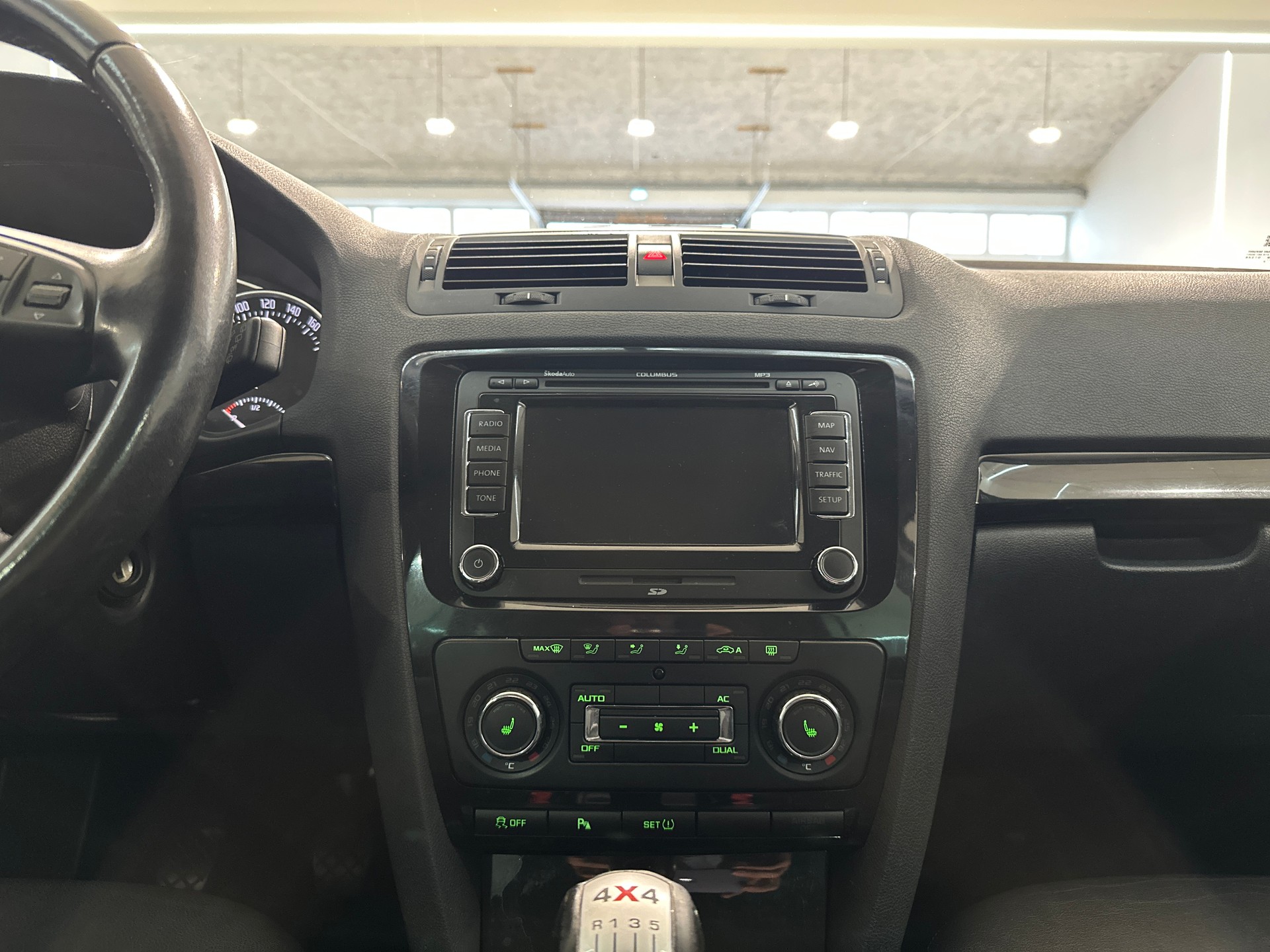 SKODA Octavia Combi 1.8 TSI Laurin & Klement 4x4-image-18