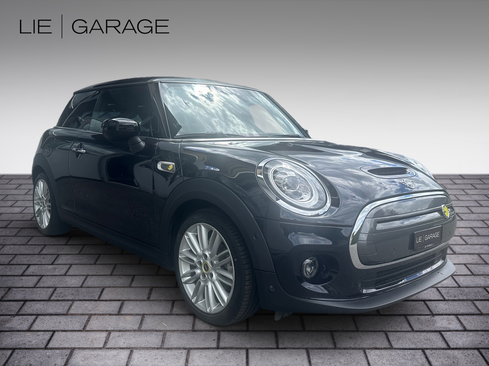 MINI Cooper SE-showroom-element-1