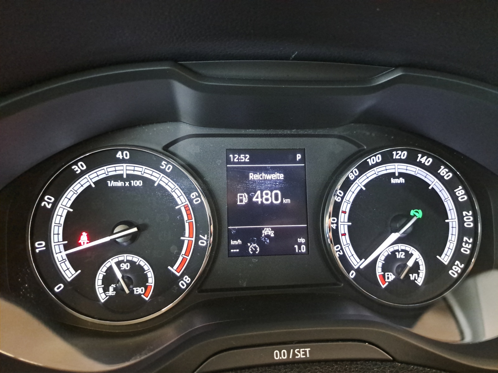 SKODA Karoq 1.5 TSI Ambition DSG-image-11