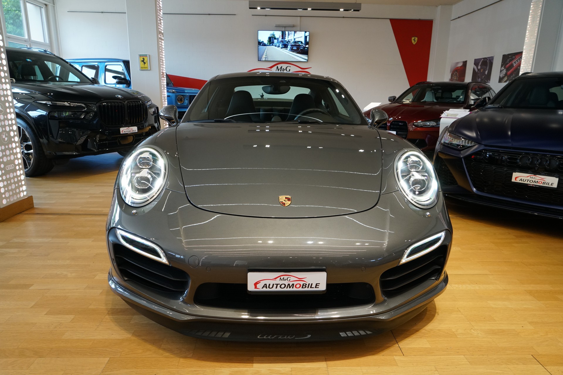PORSCHE 911 Turbo S PDK Porsche Approved-showroom-element-1