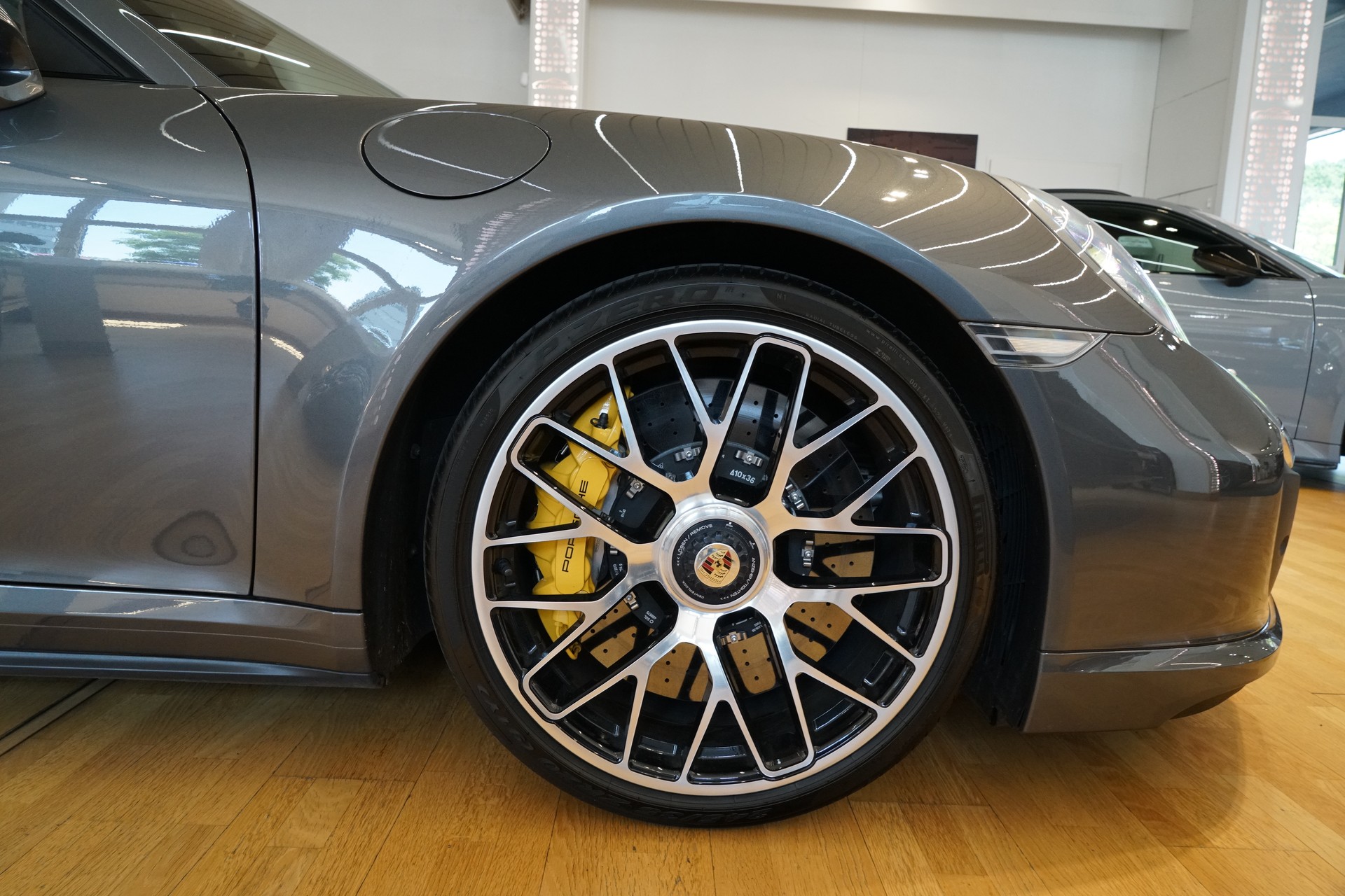 PORSCHE 911 Turbo S PDK Porsche Approved-showroom-element-3