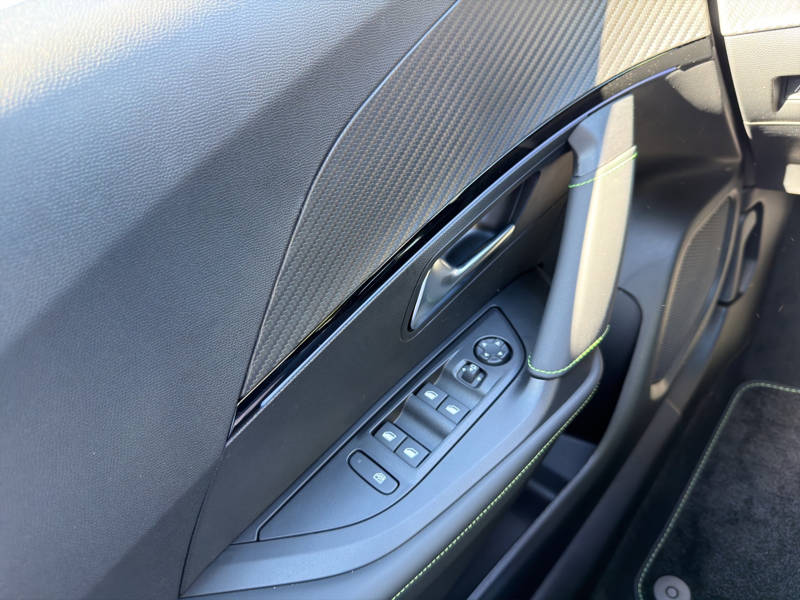 PEUGEOT 2008 NEW 1.2 Hybrid 145 GT-image-12