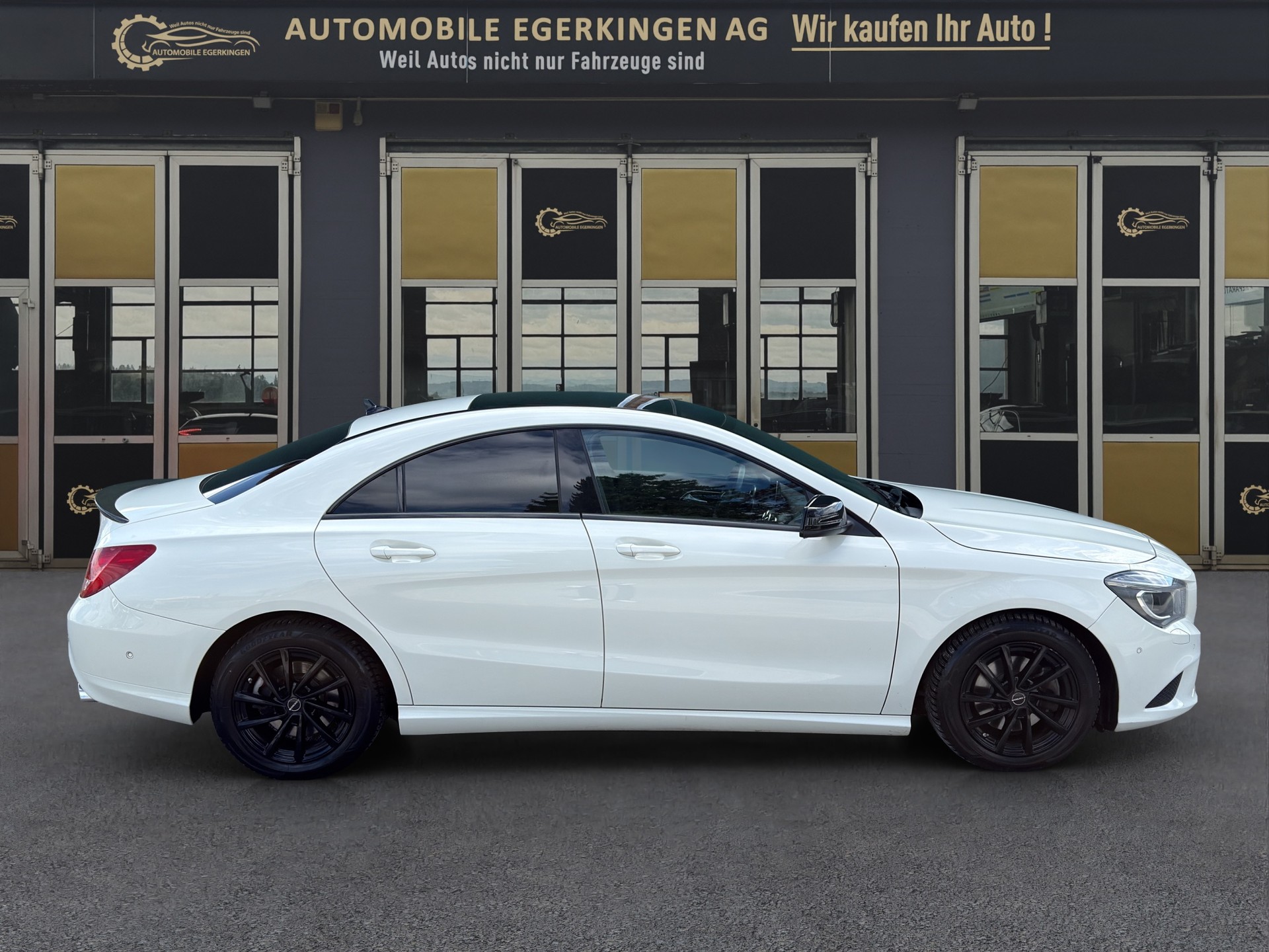 MERCEDES-BENZ CLA 200 Night Star-showroom-element-3