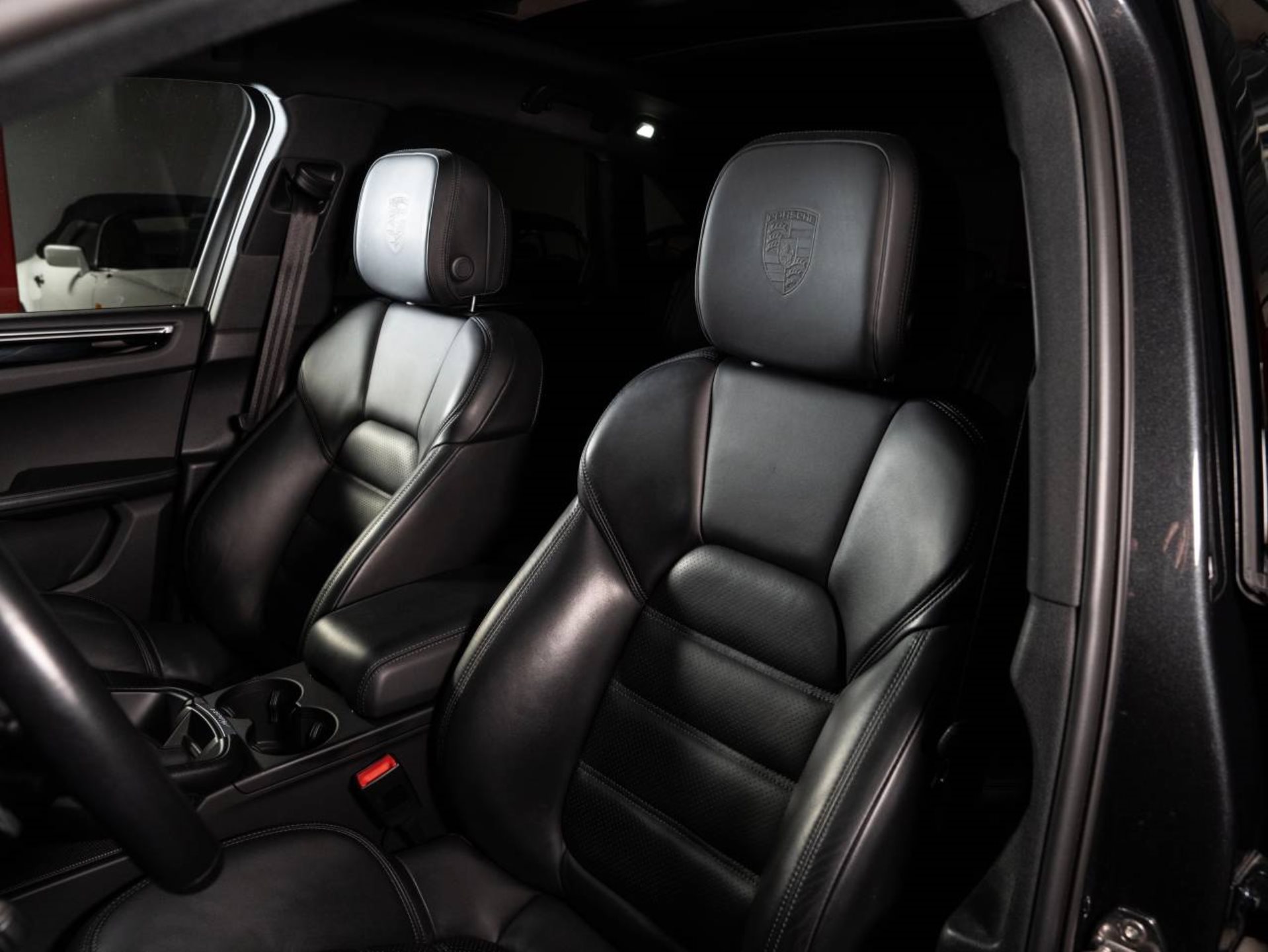 PORSCHE Macan T-image-4