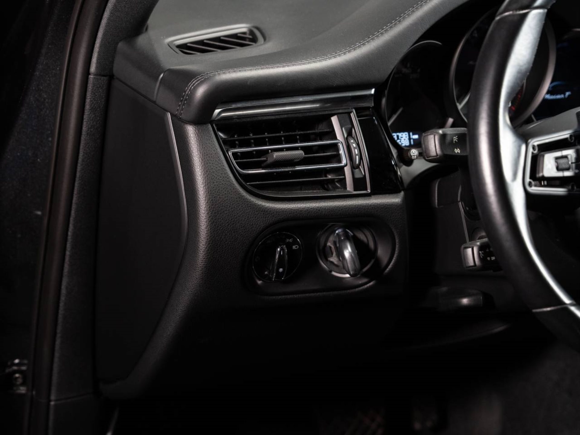 PORSCHE Macan T-image-11