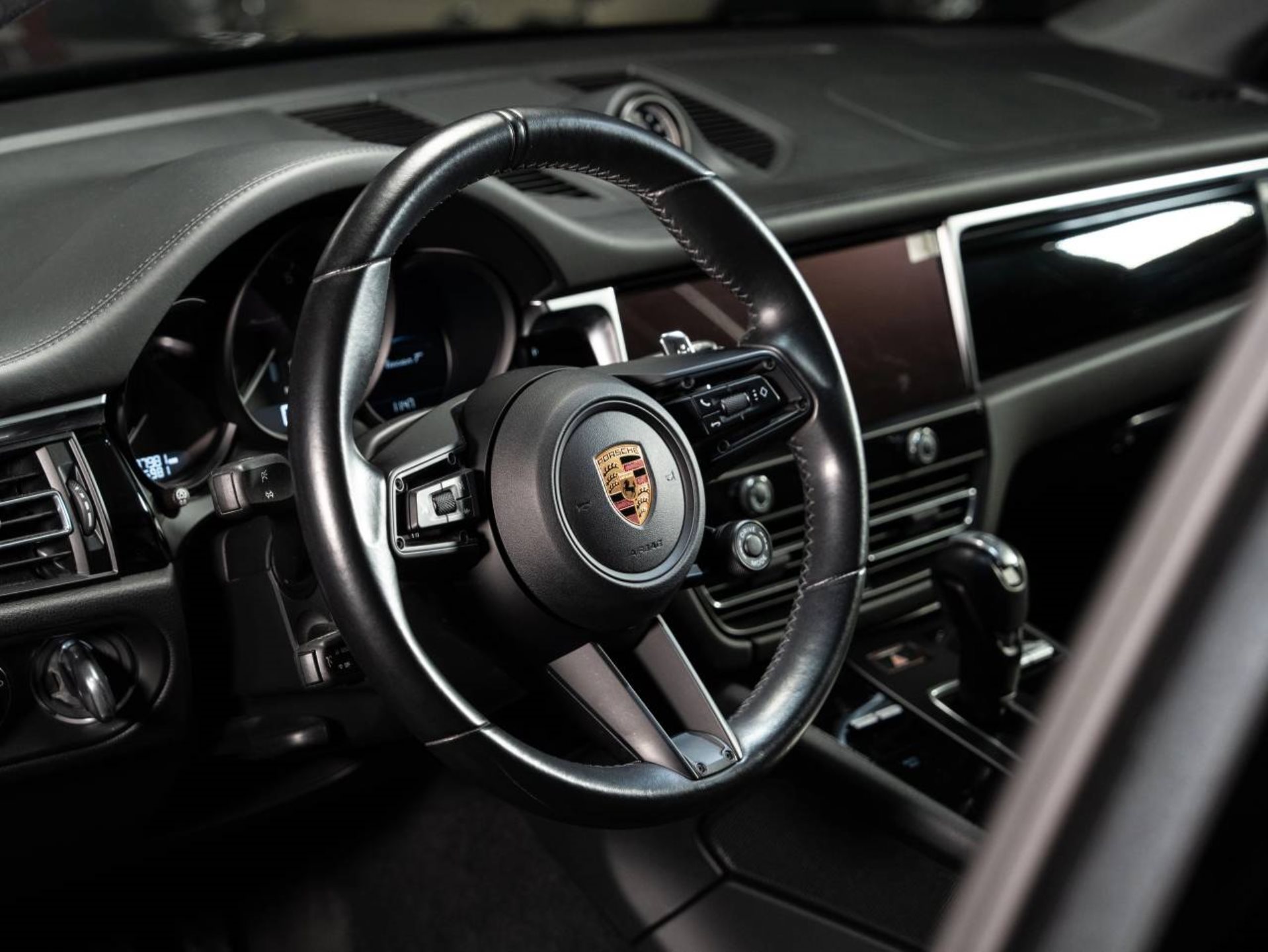 PORSCHE Macan T-image-8