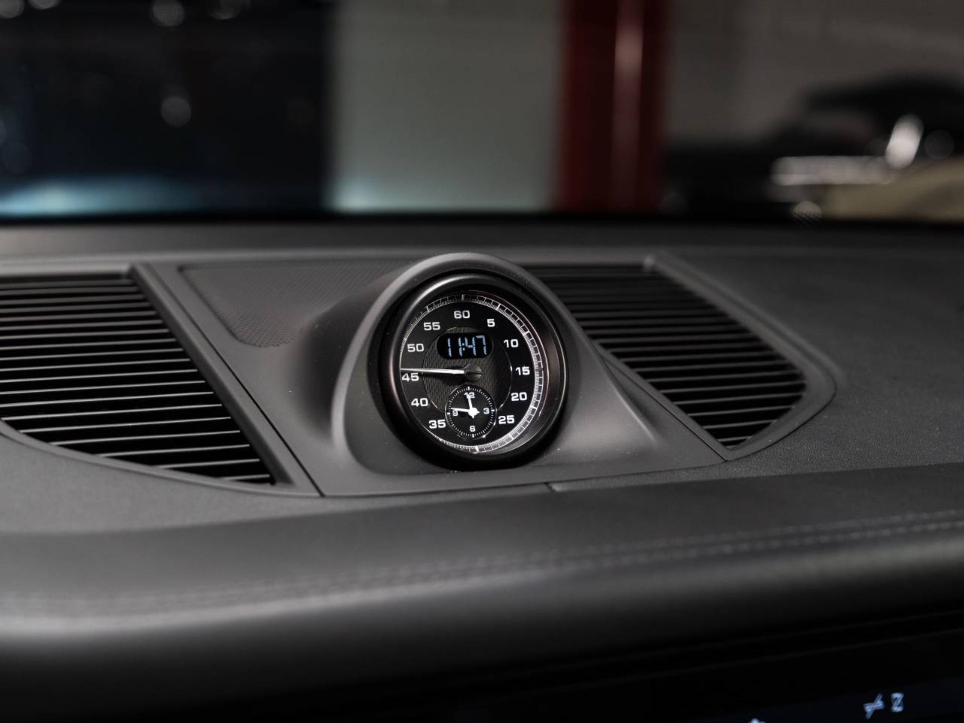 PORSCHE Macan T-image-9