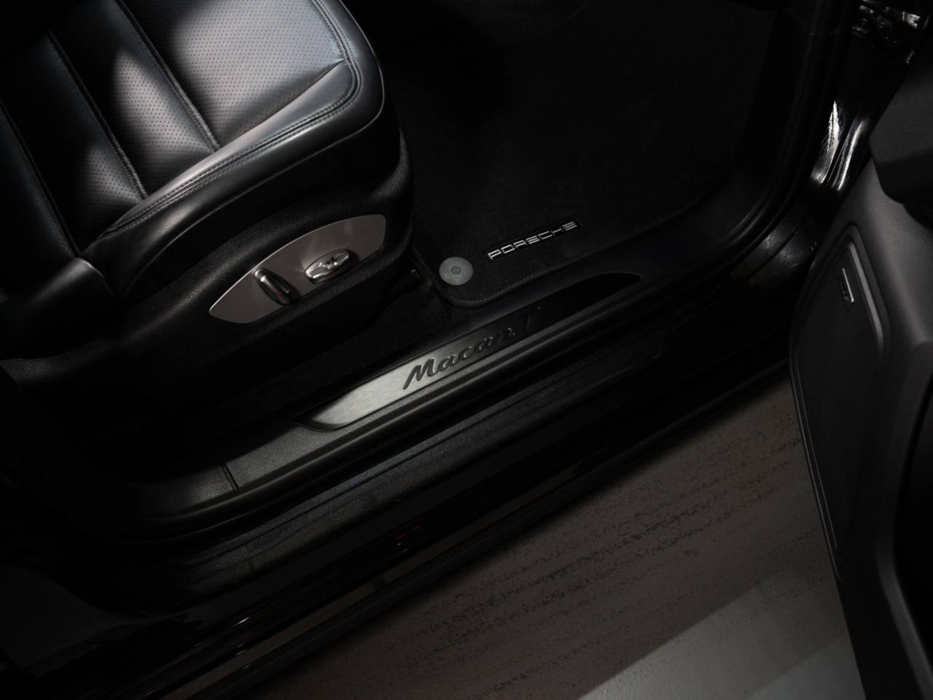 PORSCHE Macan T-image-18