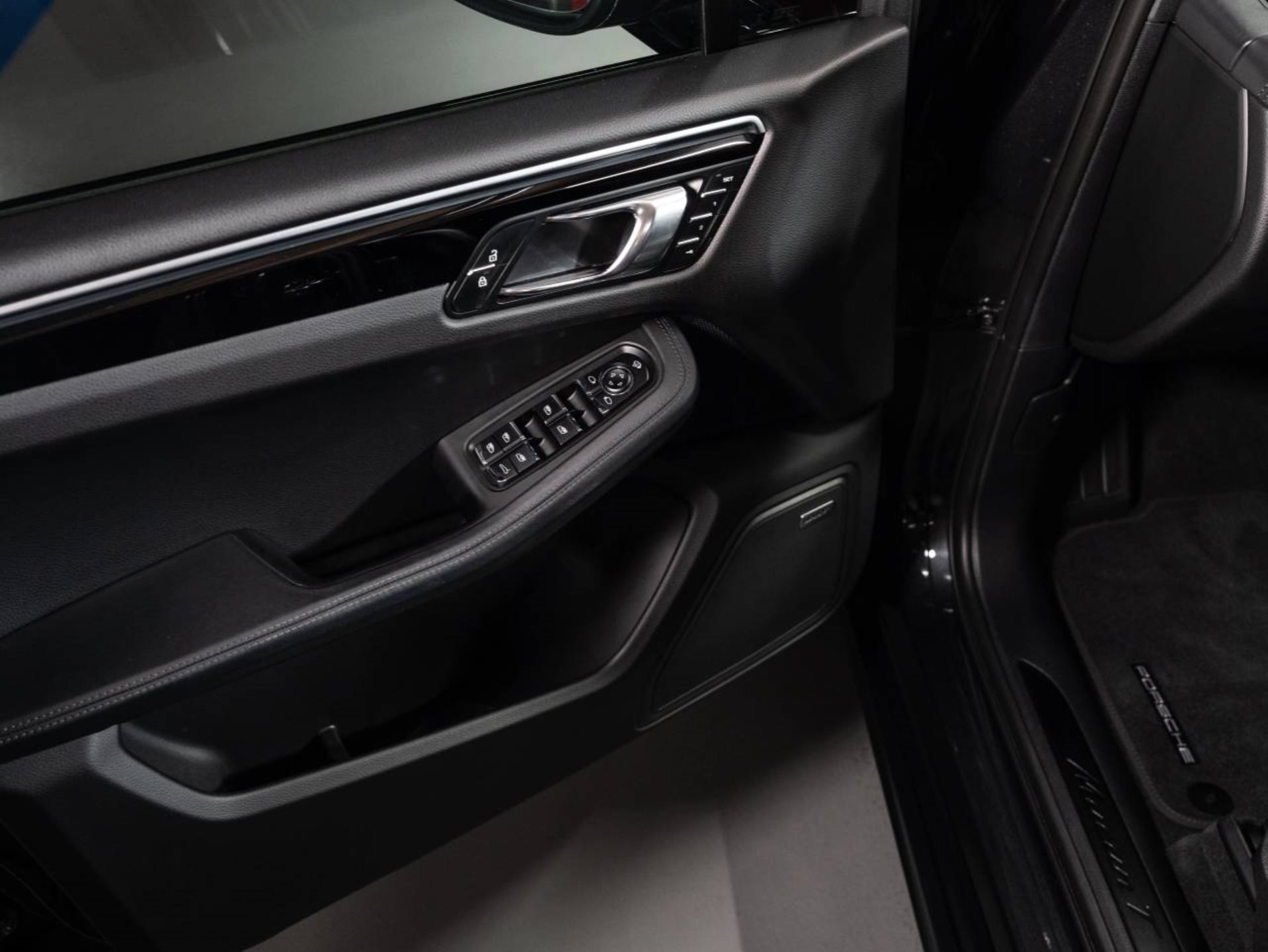 PORSCHE Macan T-image-16