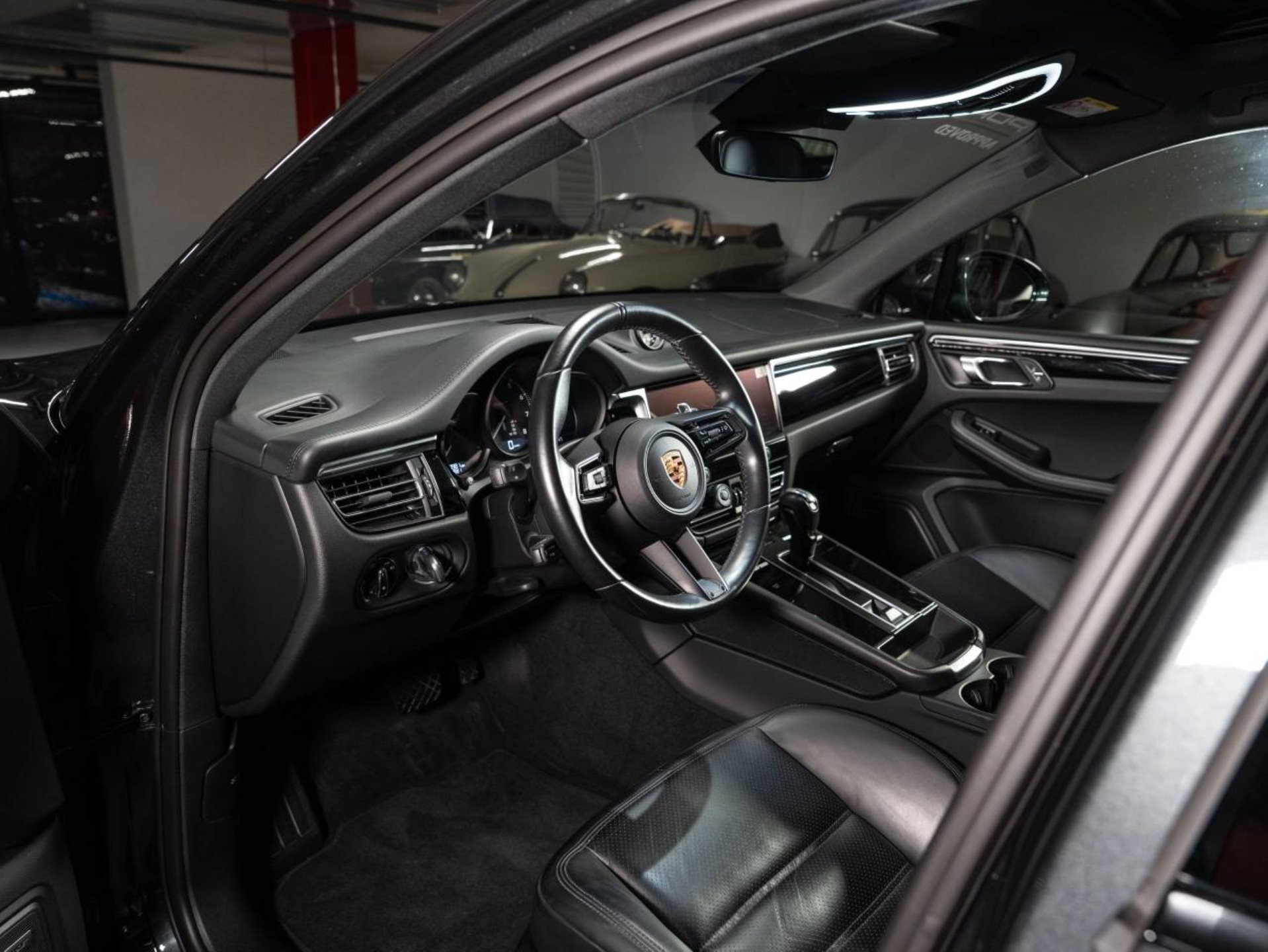 PORSCHE Macan T-showroom-element-3
