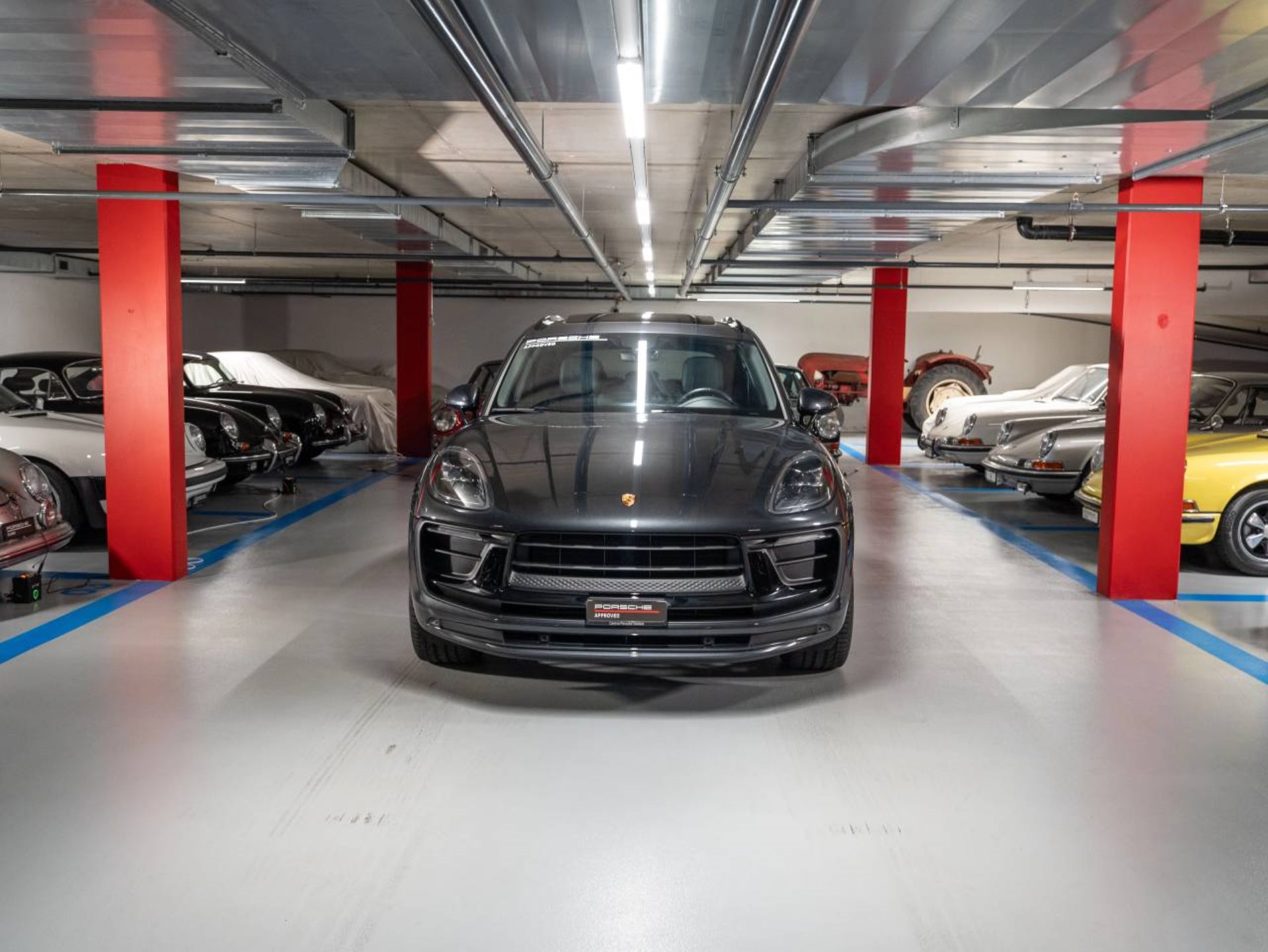 PORSCHE Macan T-showroom-element-1