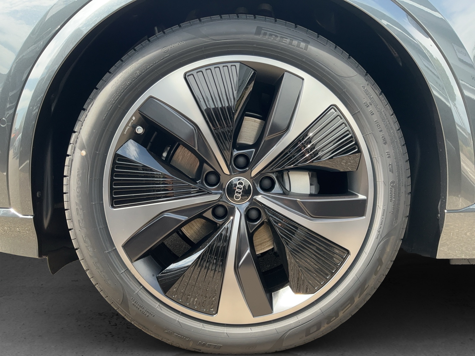 AUDI Q6 e-tron quattro-image-12