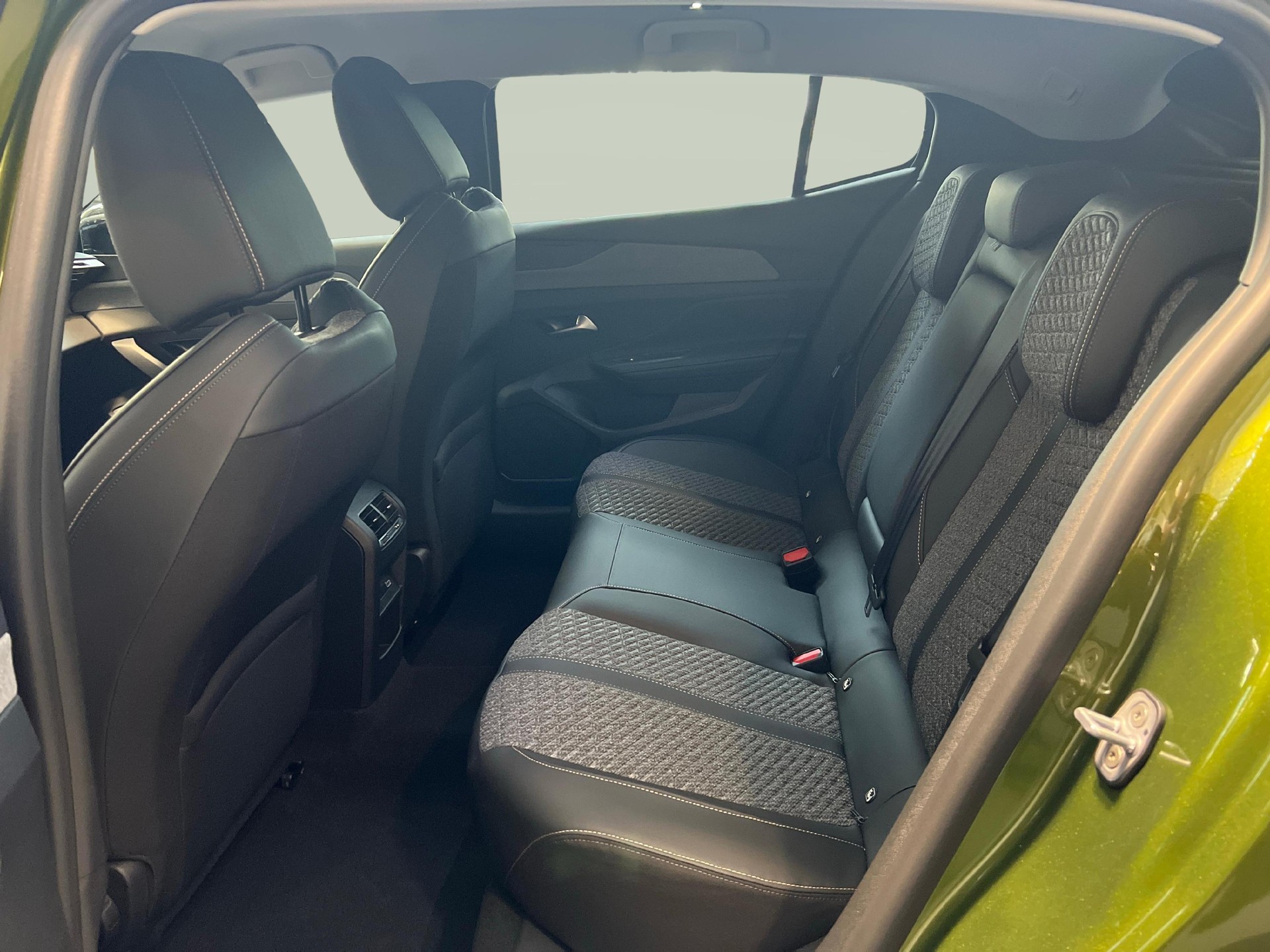 PEUGEOT 408 1.2 Hybrid Allure-image-7