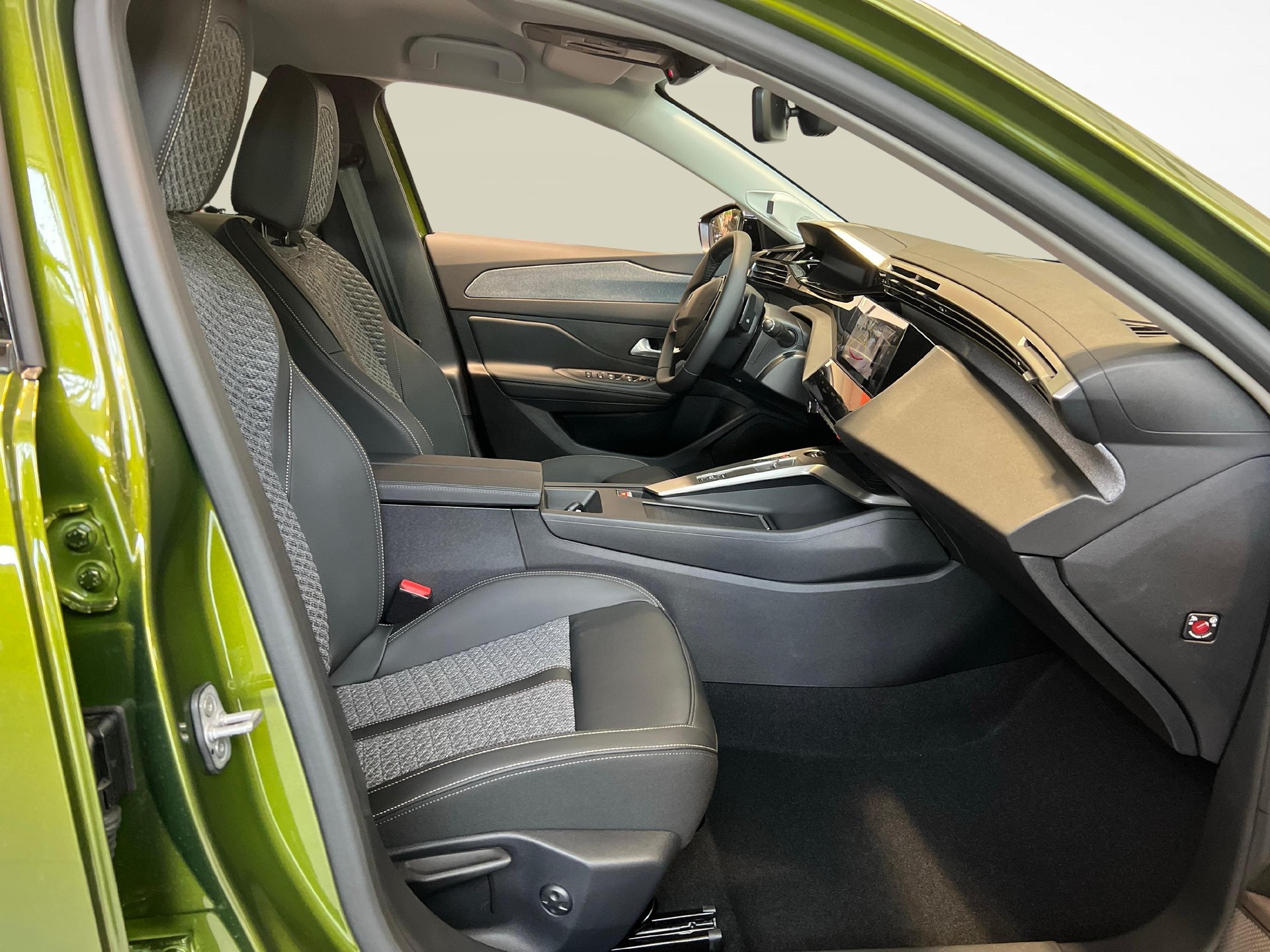 PEUGEOT 408 1.2 Hybrid Allure-image-6