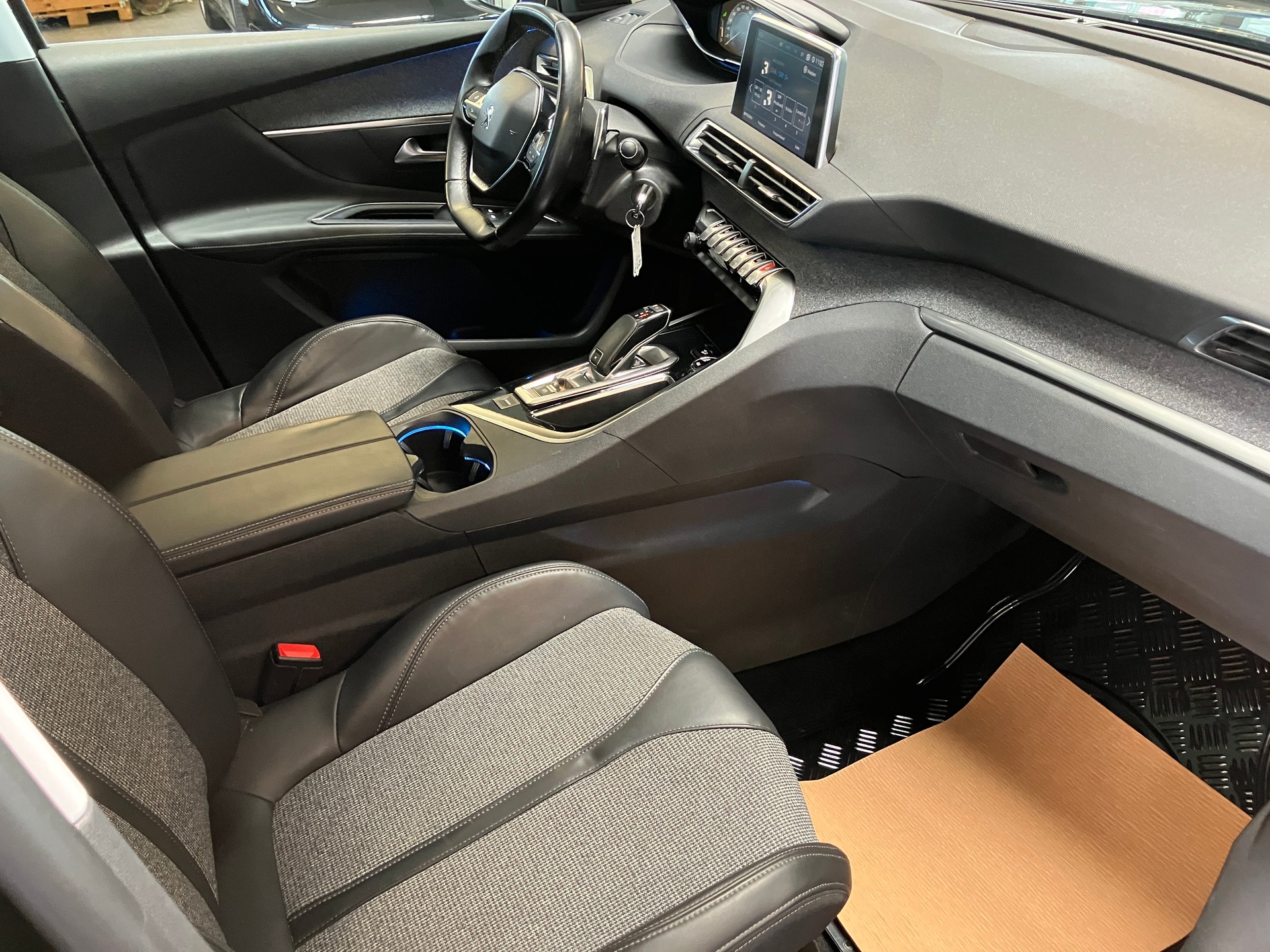 PEUGEOT 3008 1.6 THP Allure EAT Automat-image-28