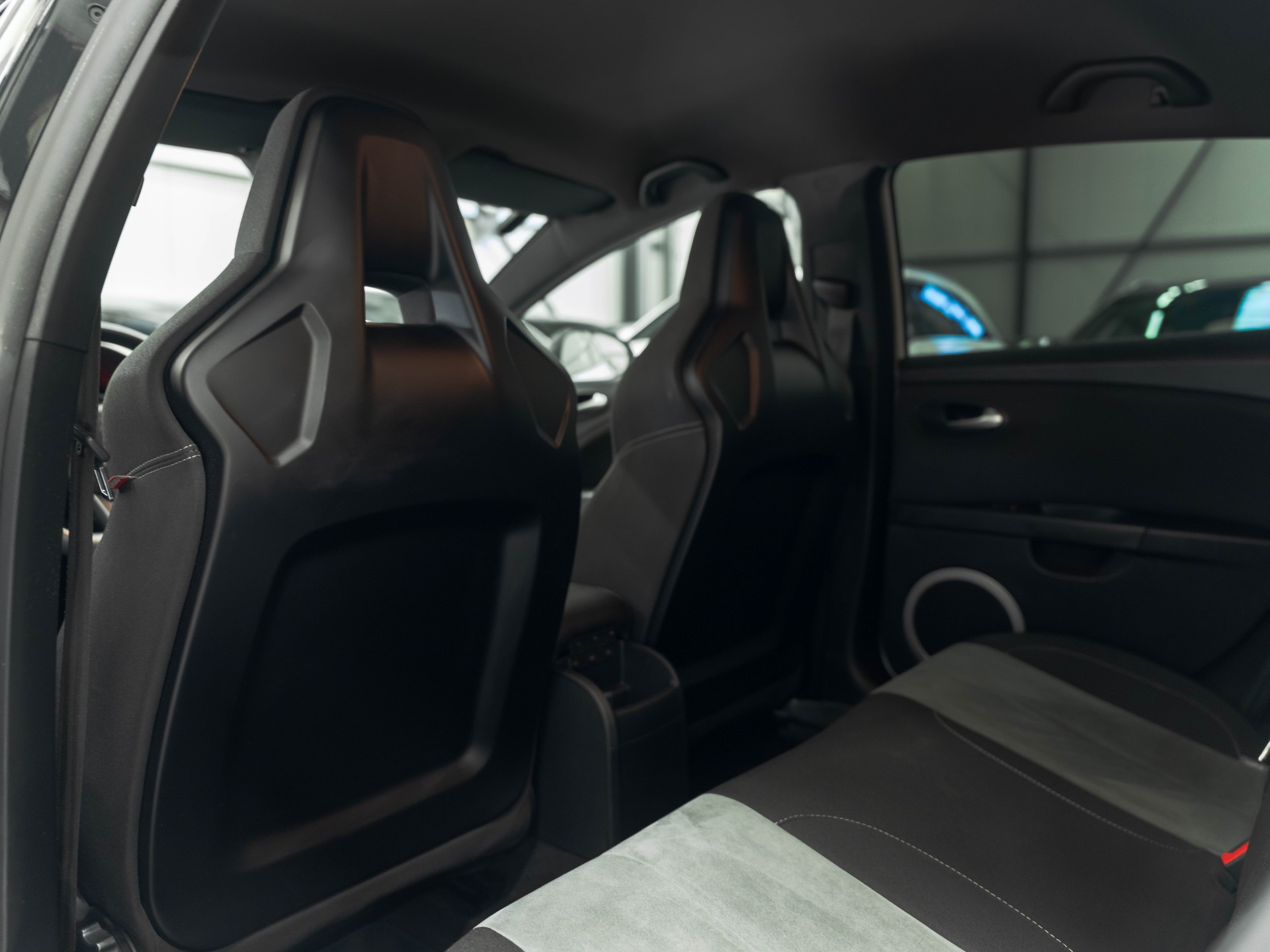 SEAT Leon 2.0 TSI Cupra R-image-10