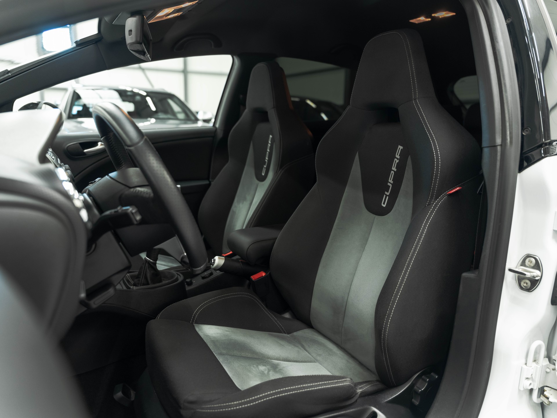 SEAT Leon 2.0 TSI Cupra R-image-9