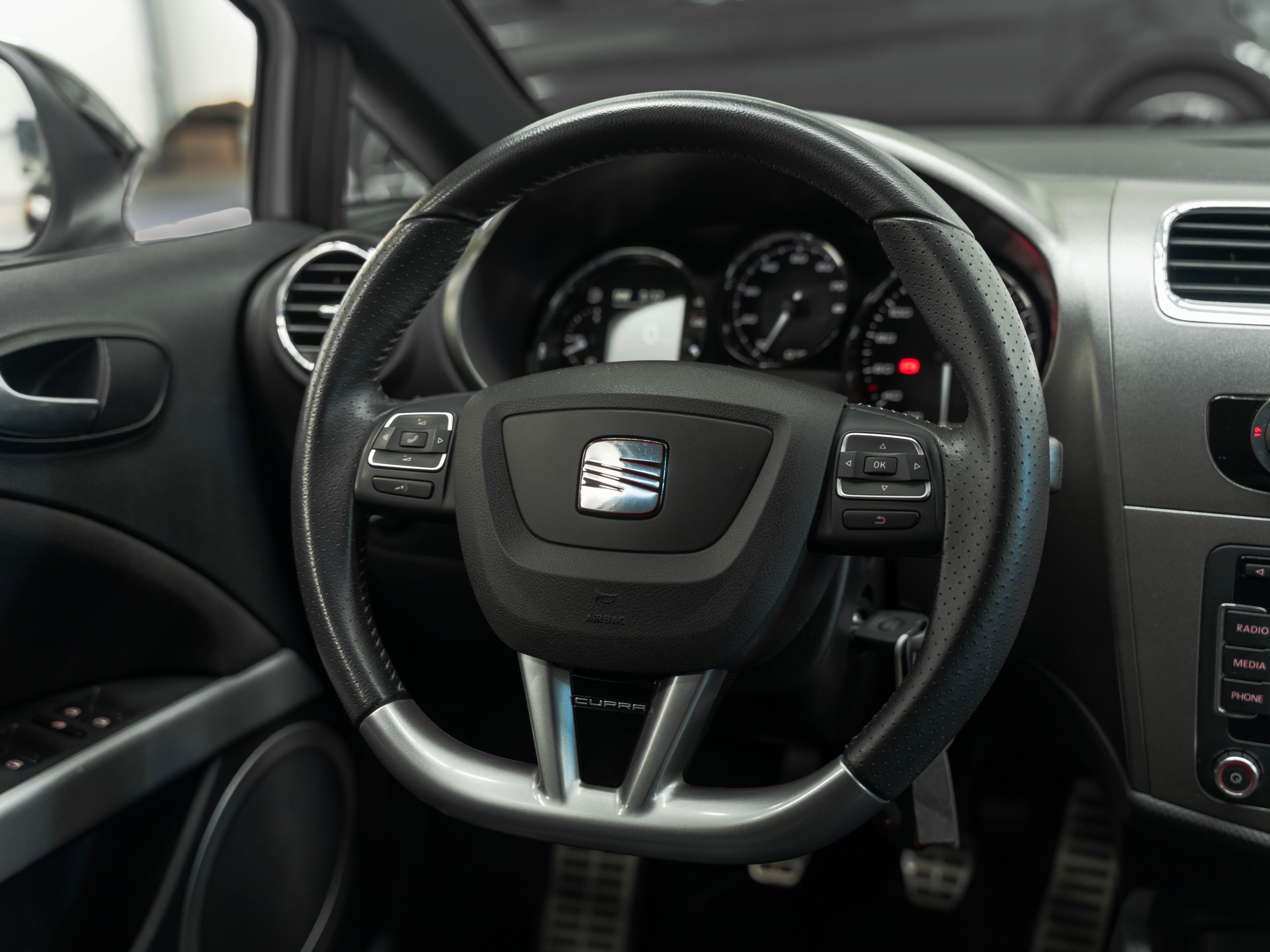 SEAT Leon 2.0 TSI Cupra R-image-22