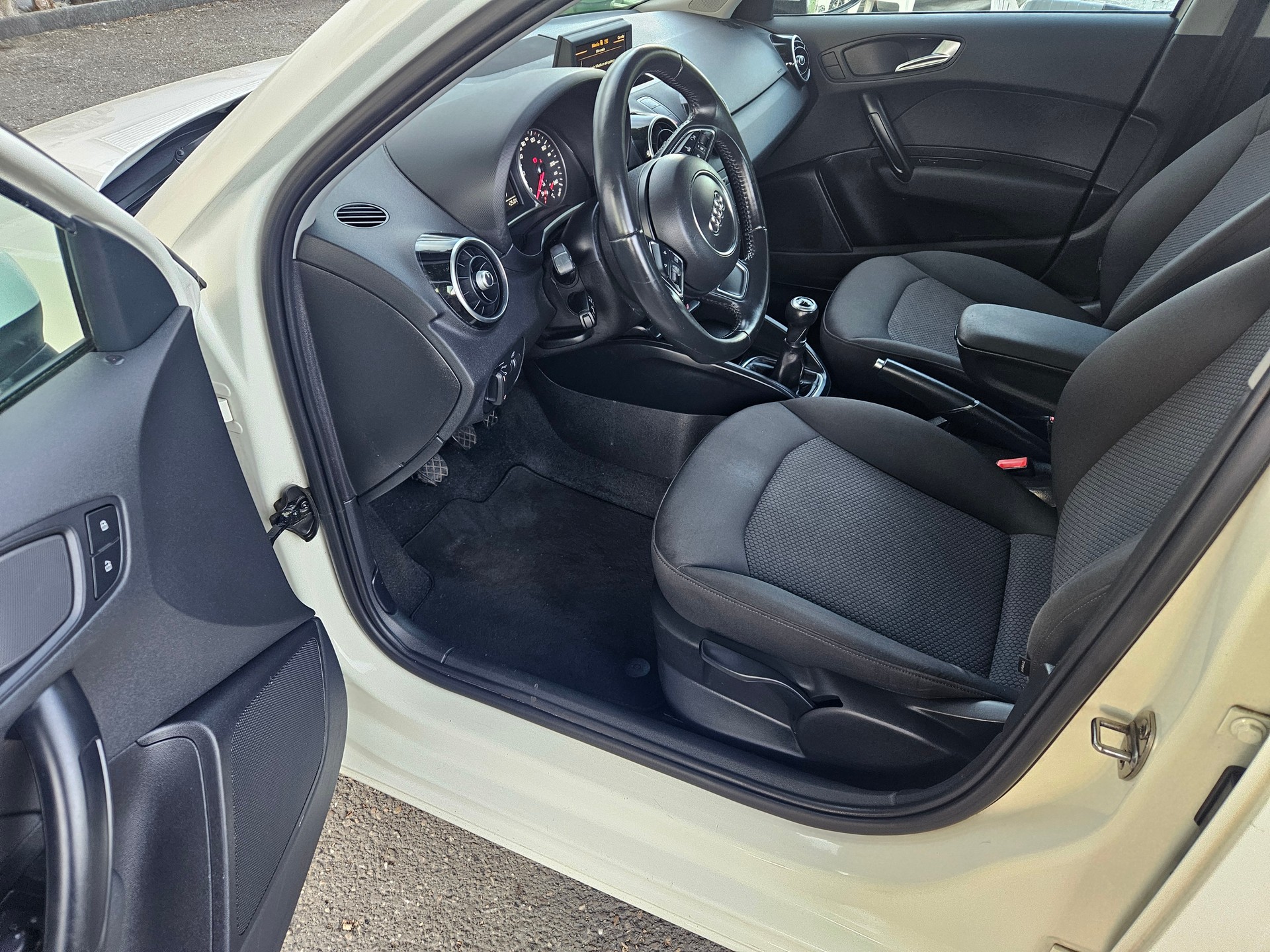 AUDI A1 Sportback 1.6 TDI Start-image-6