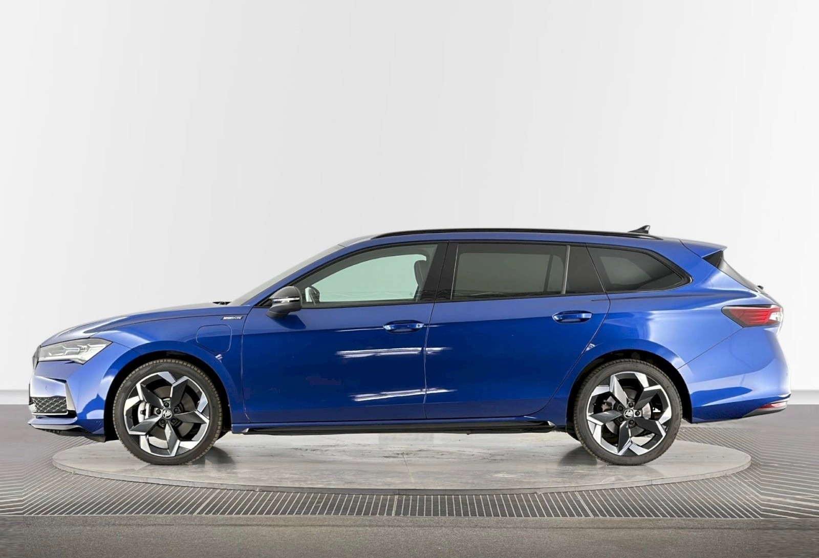 SKODA Superb Combi 1.5 TSI PHEV SPORTLINE DSG * spezielle Farb-Kombi * 5 Jahre oder MAX. 100'000M Garantie!-showroom-element-1