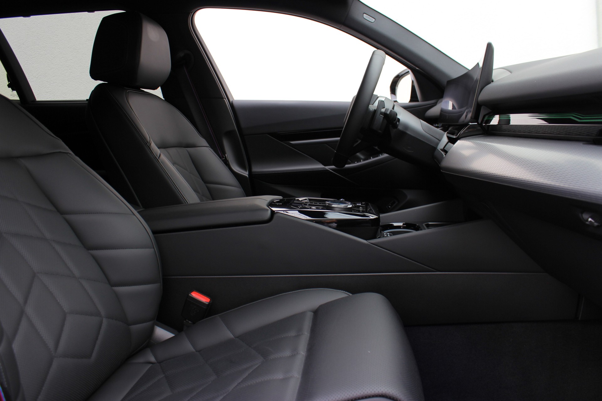 BMW 520d xDrive 48V Touring M Sport Pro-showroom-element-3