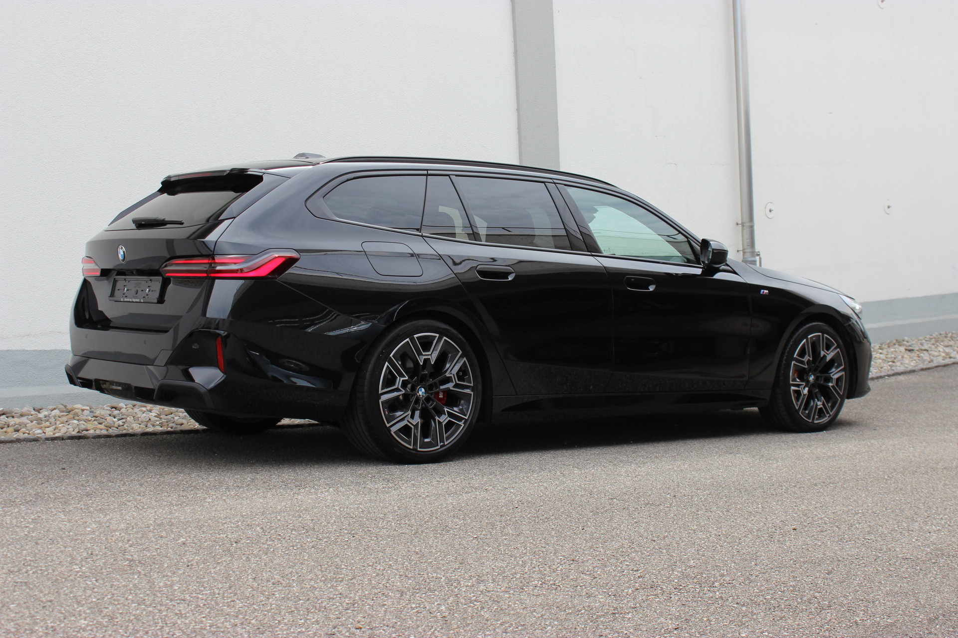 BMW 520d xDrive 48V Touring M Sport Pro-showroom-element-2