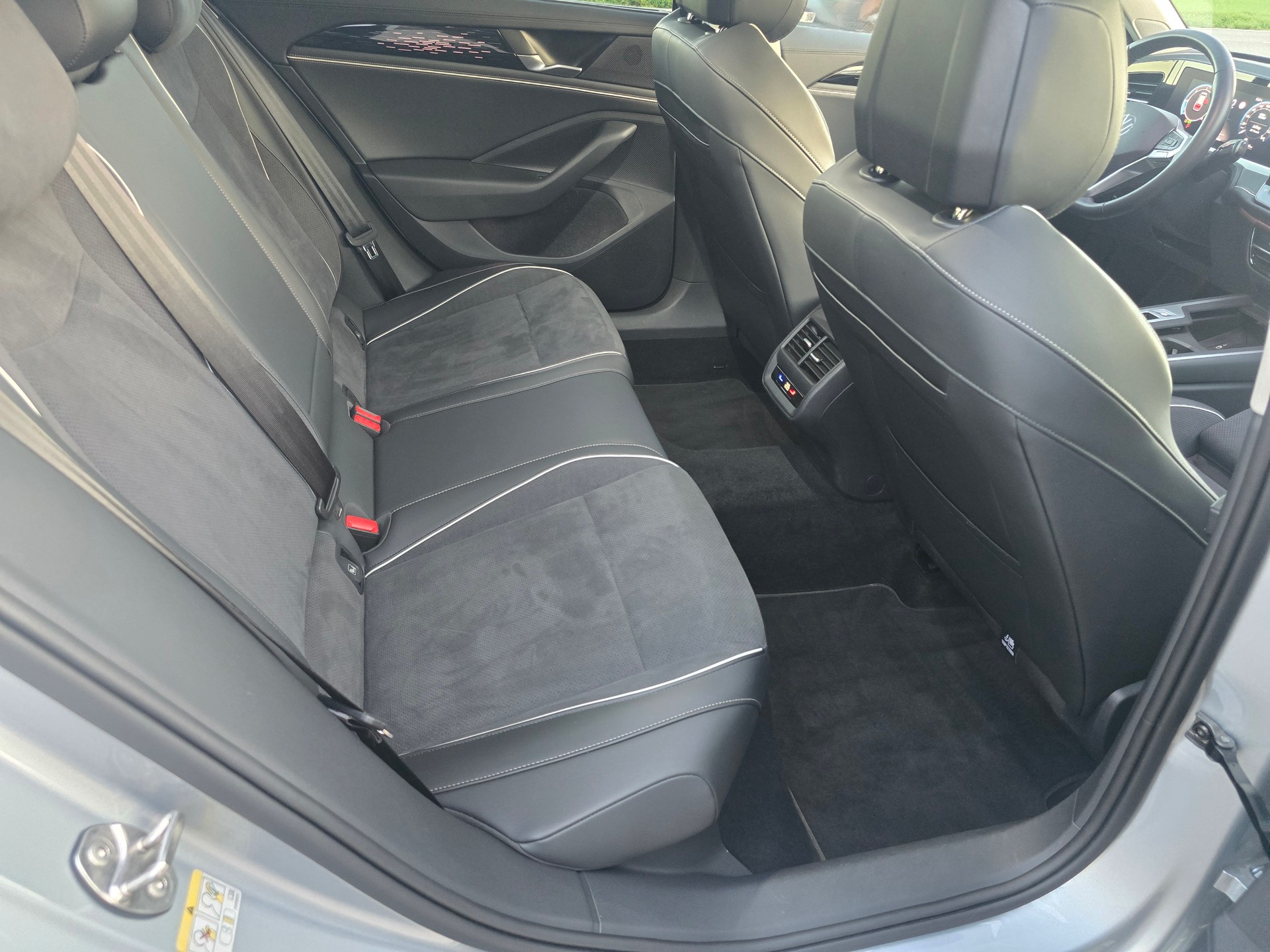 VW Passat Variant 2.0 TDI evo Business 4 Motion DSG-image-9
