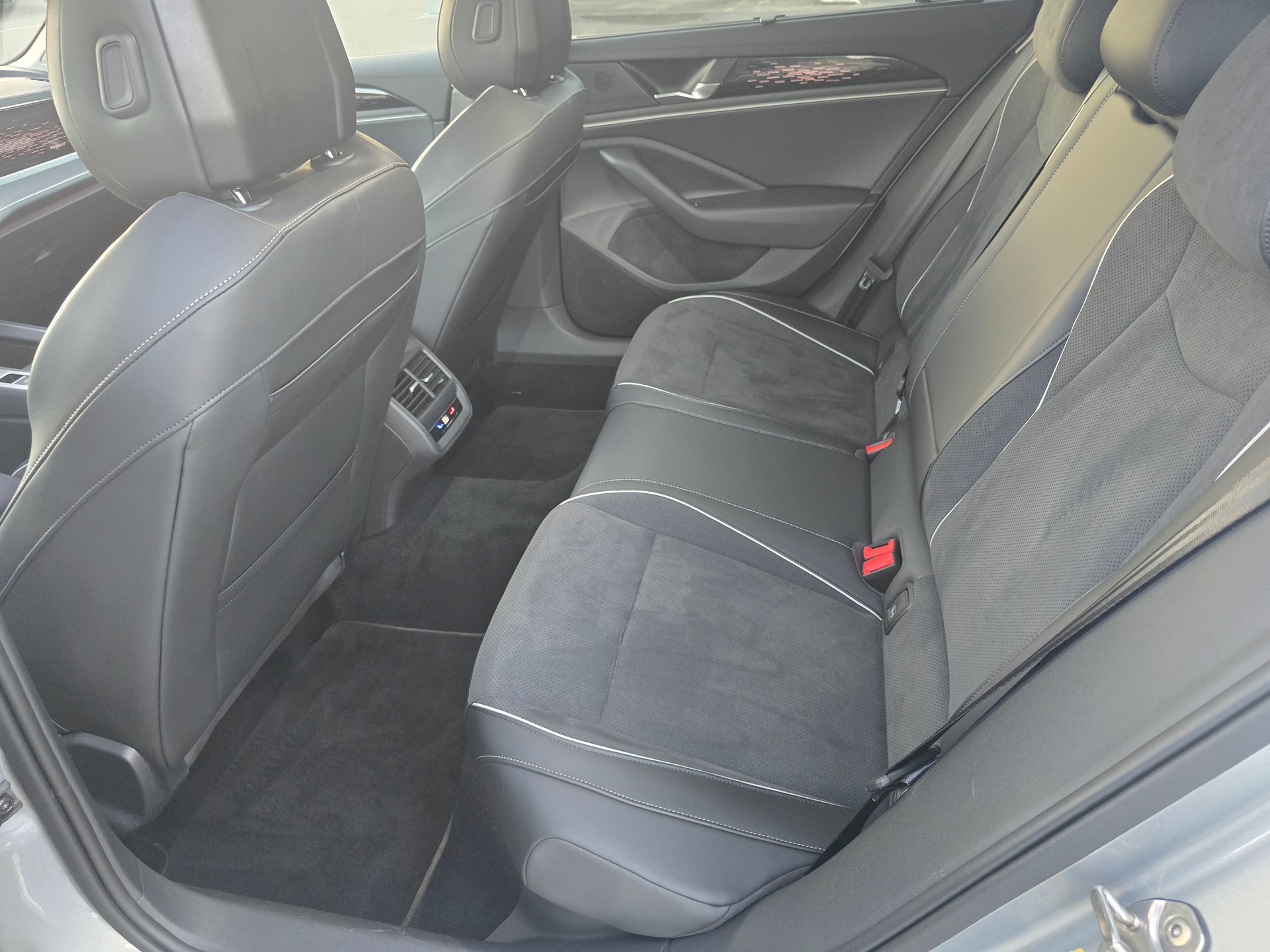 VW Passat Variant 2.0 TDI evo Business 4 Motion DSG-image-7