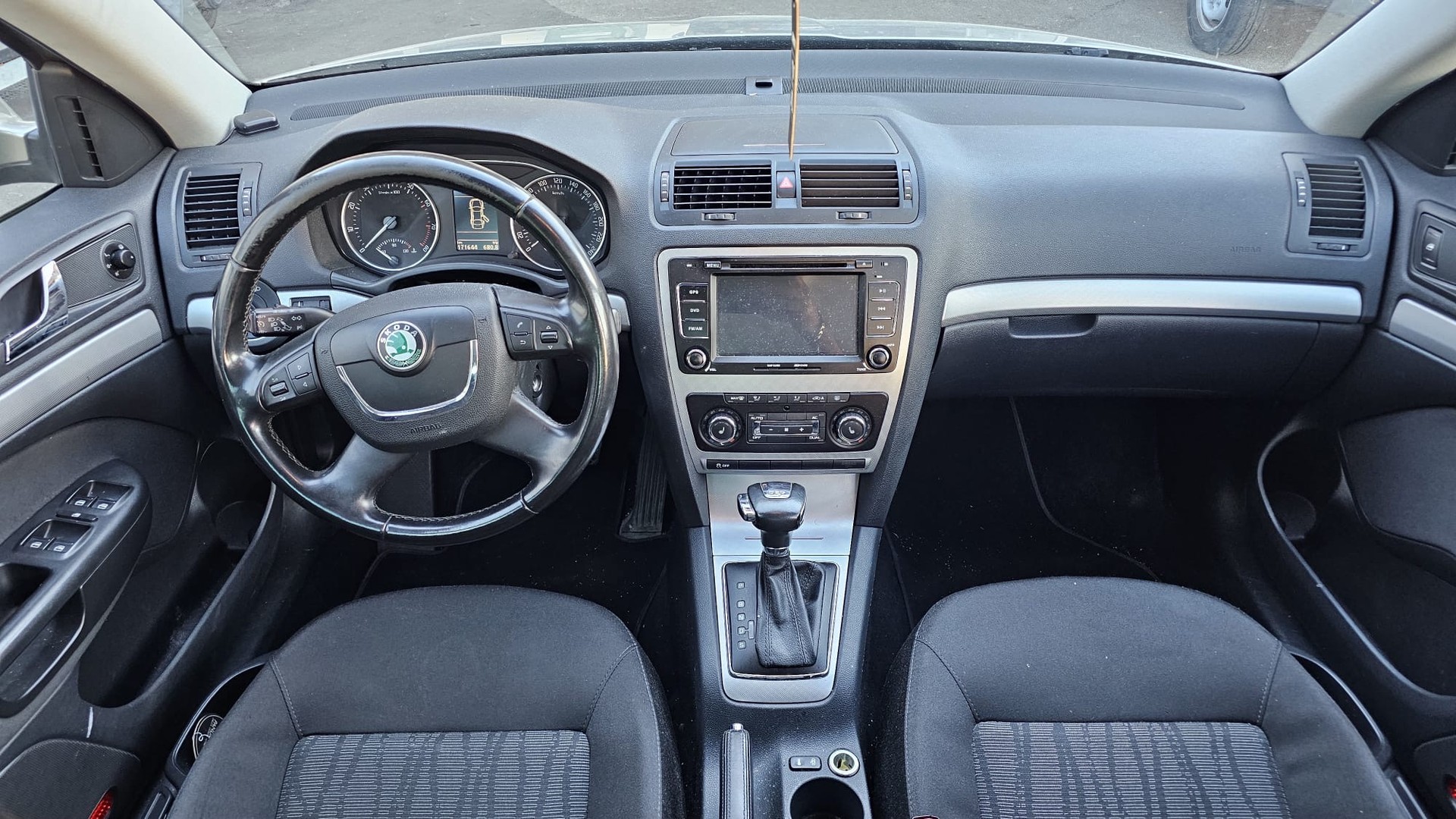 SKODA Octavia Combi 1.8 TSI Laurin & Klement DSG-image-11