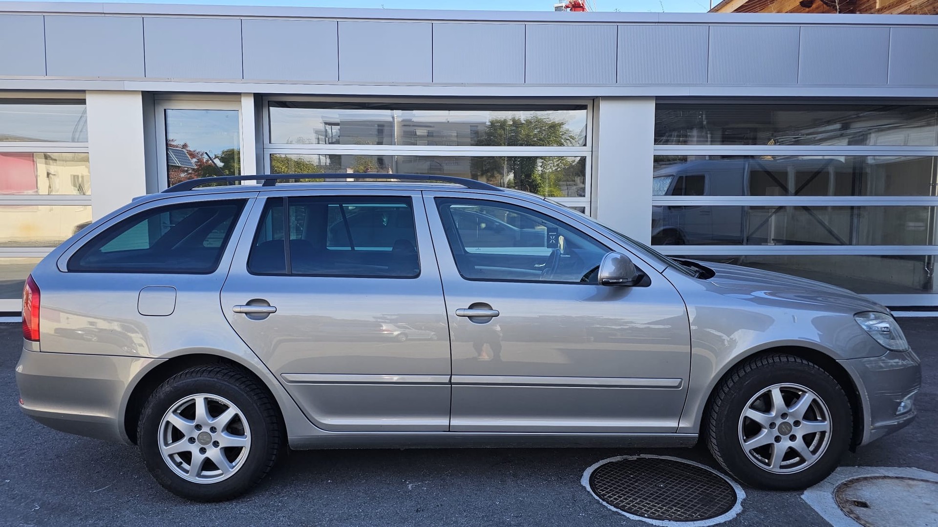 SKODA Octavia Combi 1.8 TSI Laurin & Klement DSG-image-3