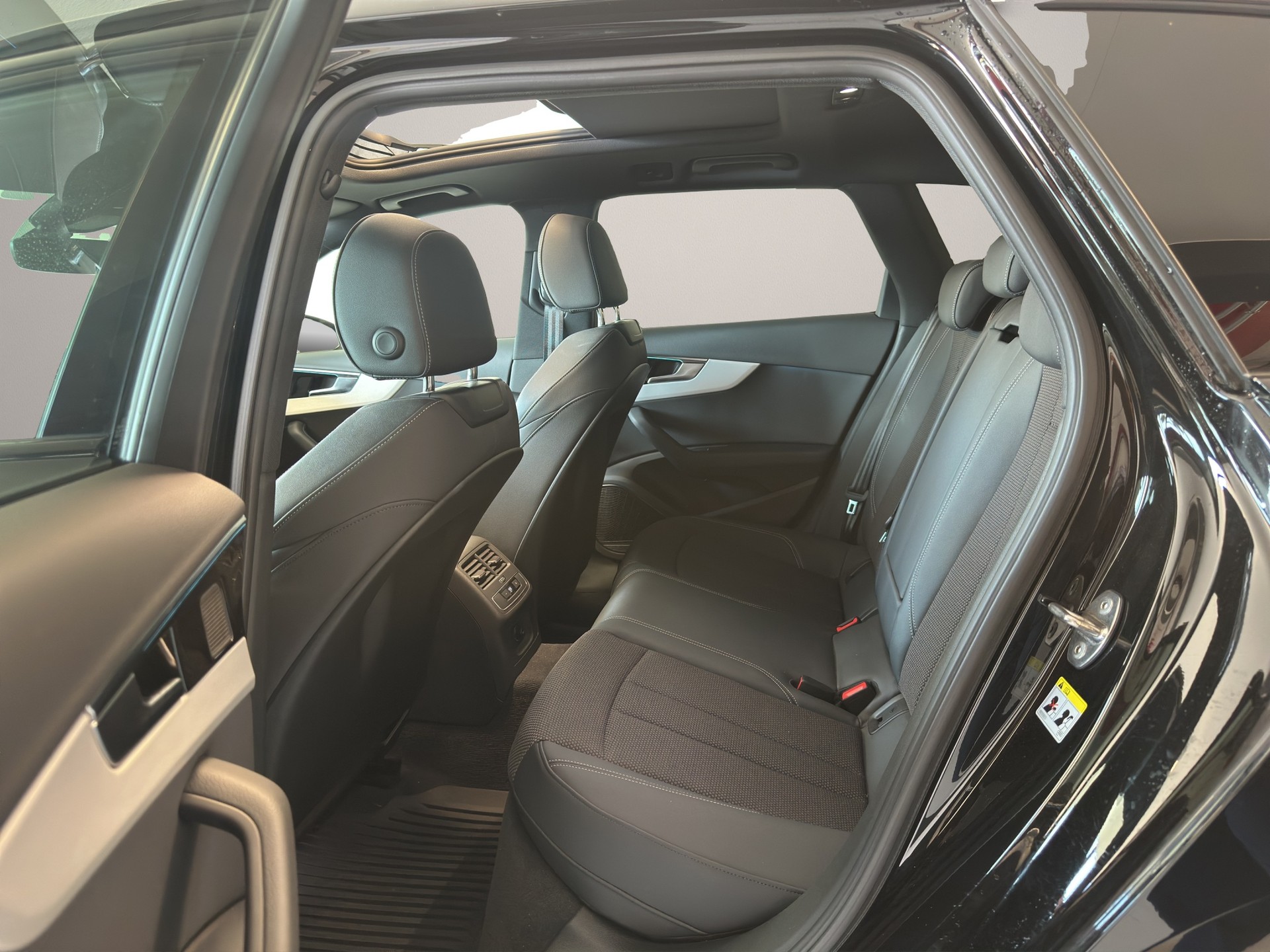 AUDI A4 Avant 40 TDI S line Attraction quattro S-tronic-image-9