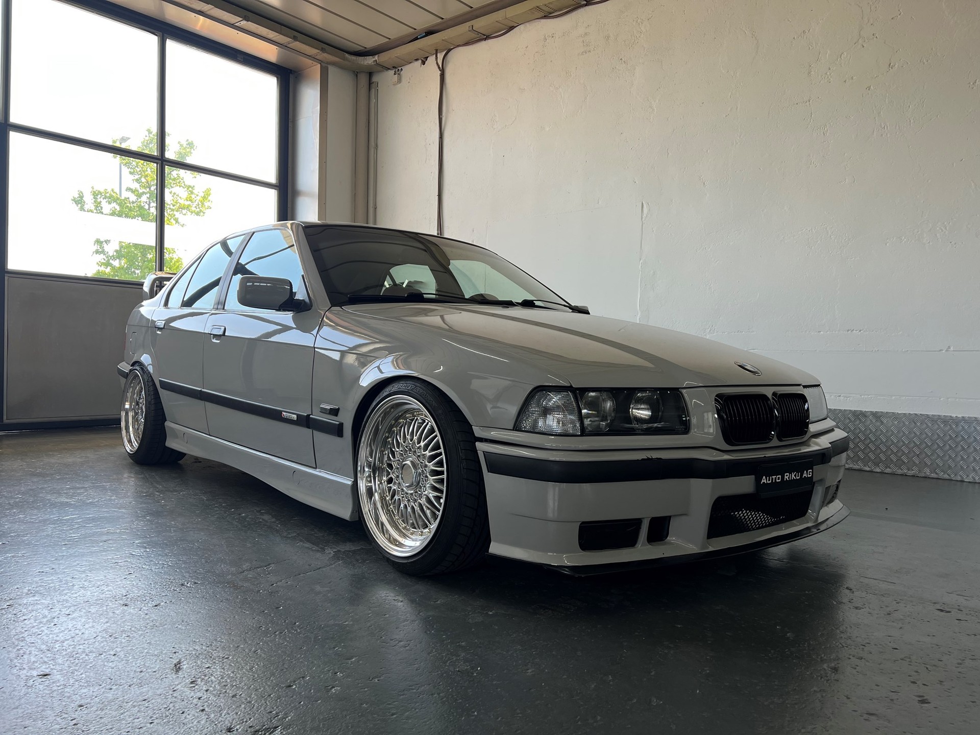 BMW 323i Sport Edition-showroom-element-1