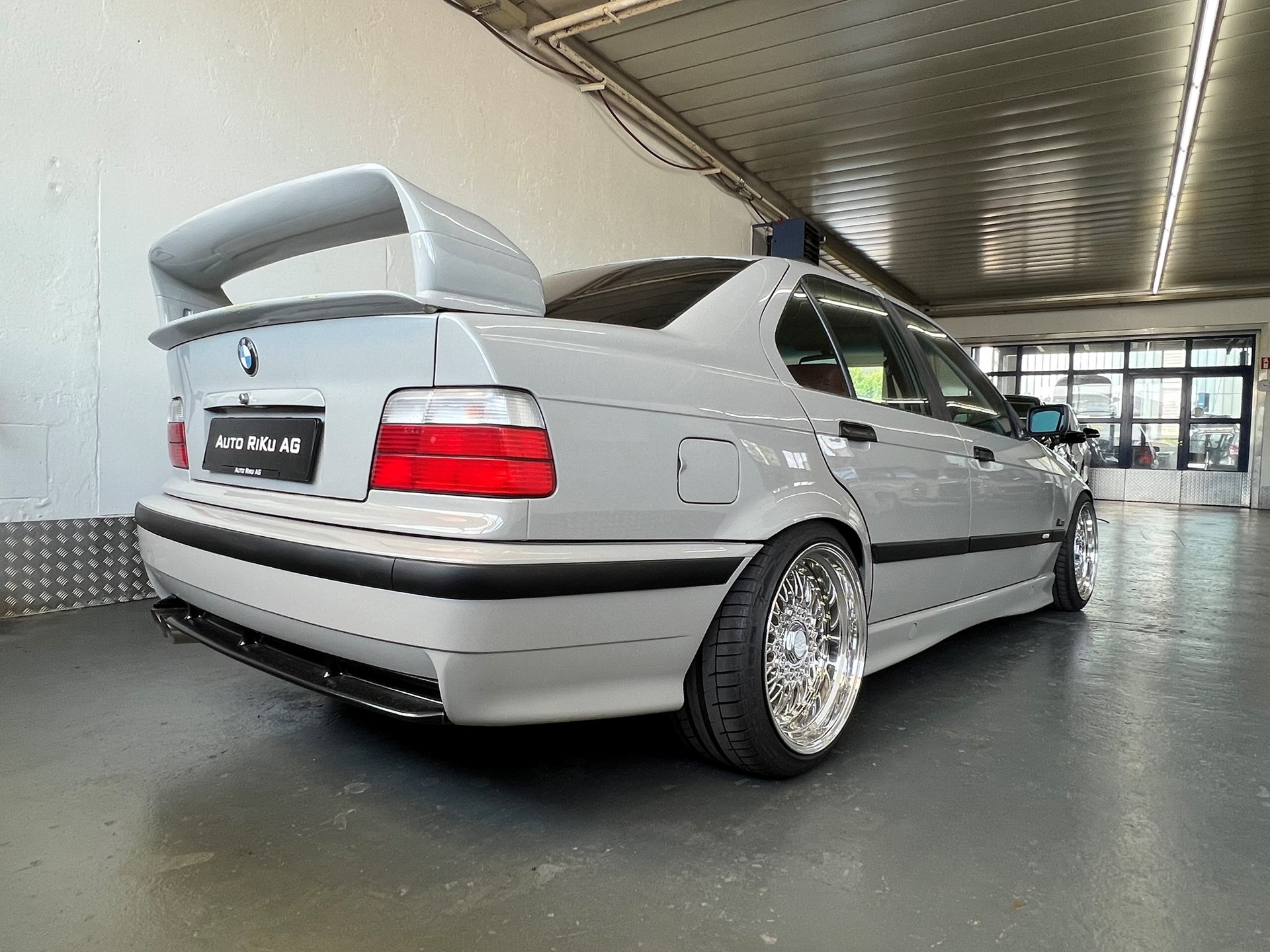 BMW 323i Sport Edition-image-10