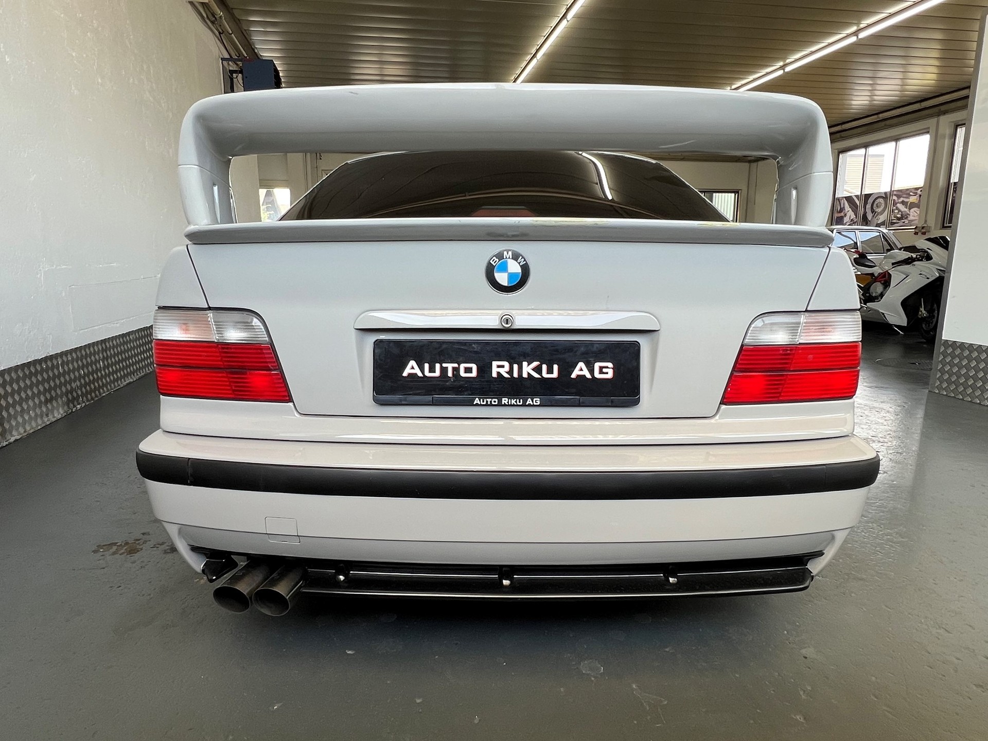 BMW 323i Sport Edition-image-12