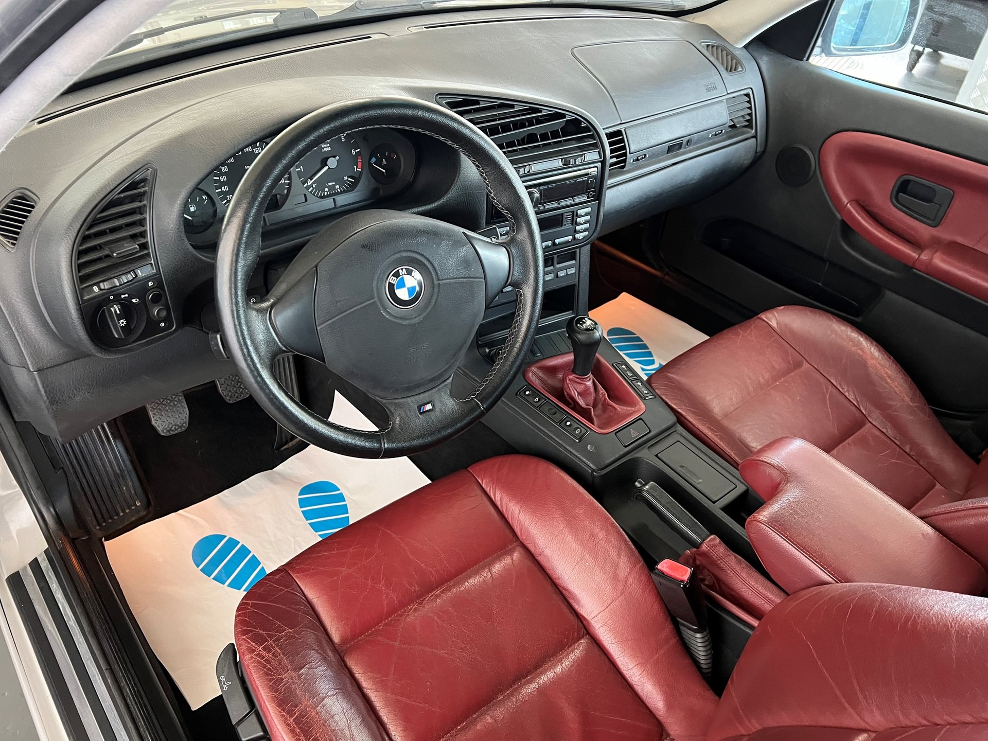 BMW 323i Sport Edition-image-14