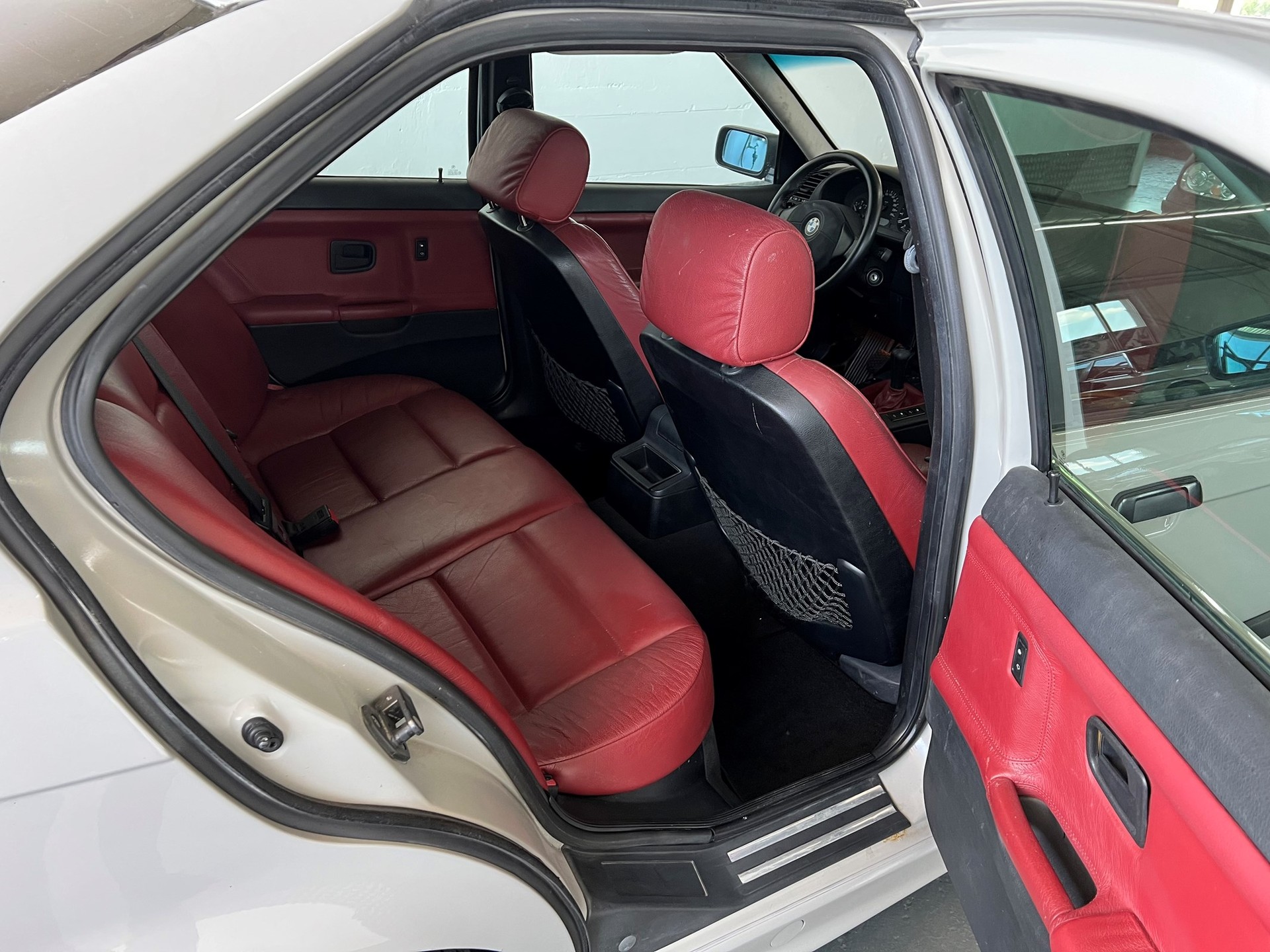 BMW 323i Sport Edition-image-21