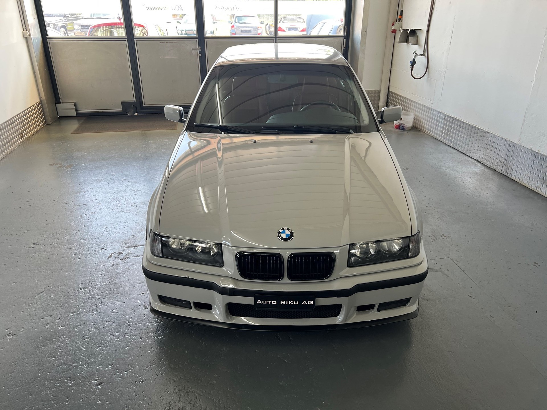 BMW 323i Sport Edition-showroom-element-3