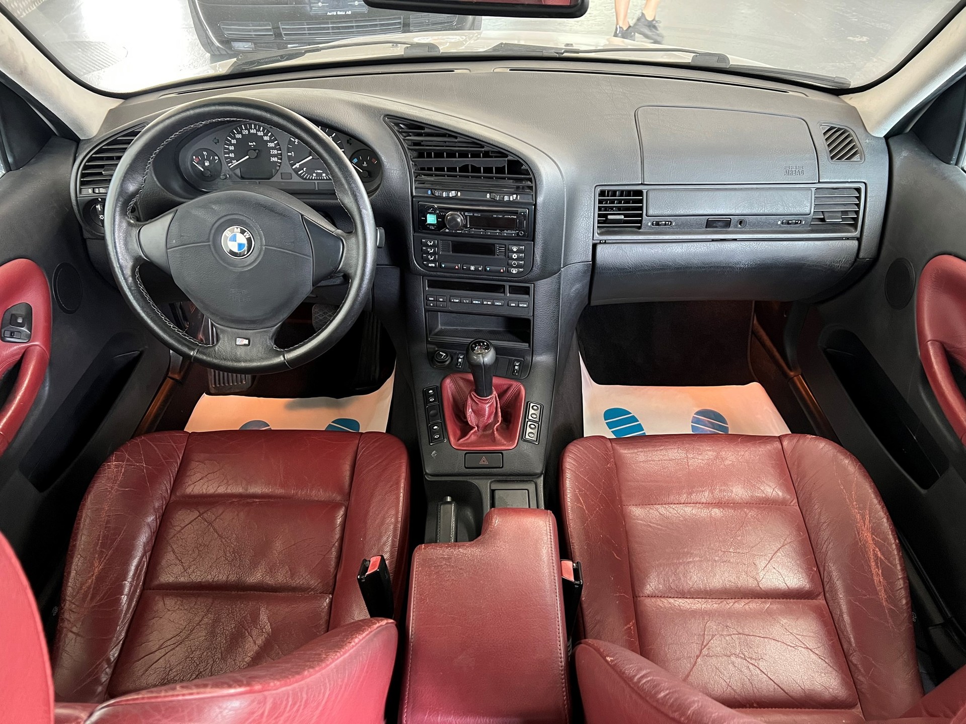 BMW 323i Sport Edition-image-16